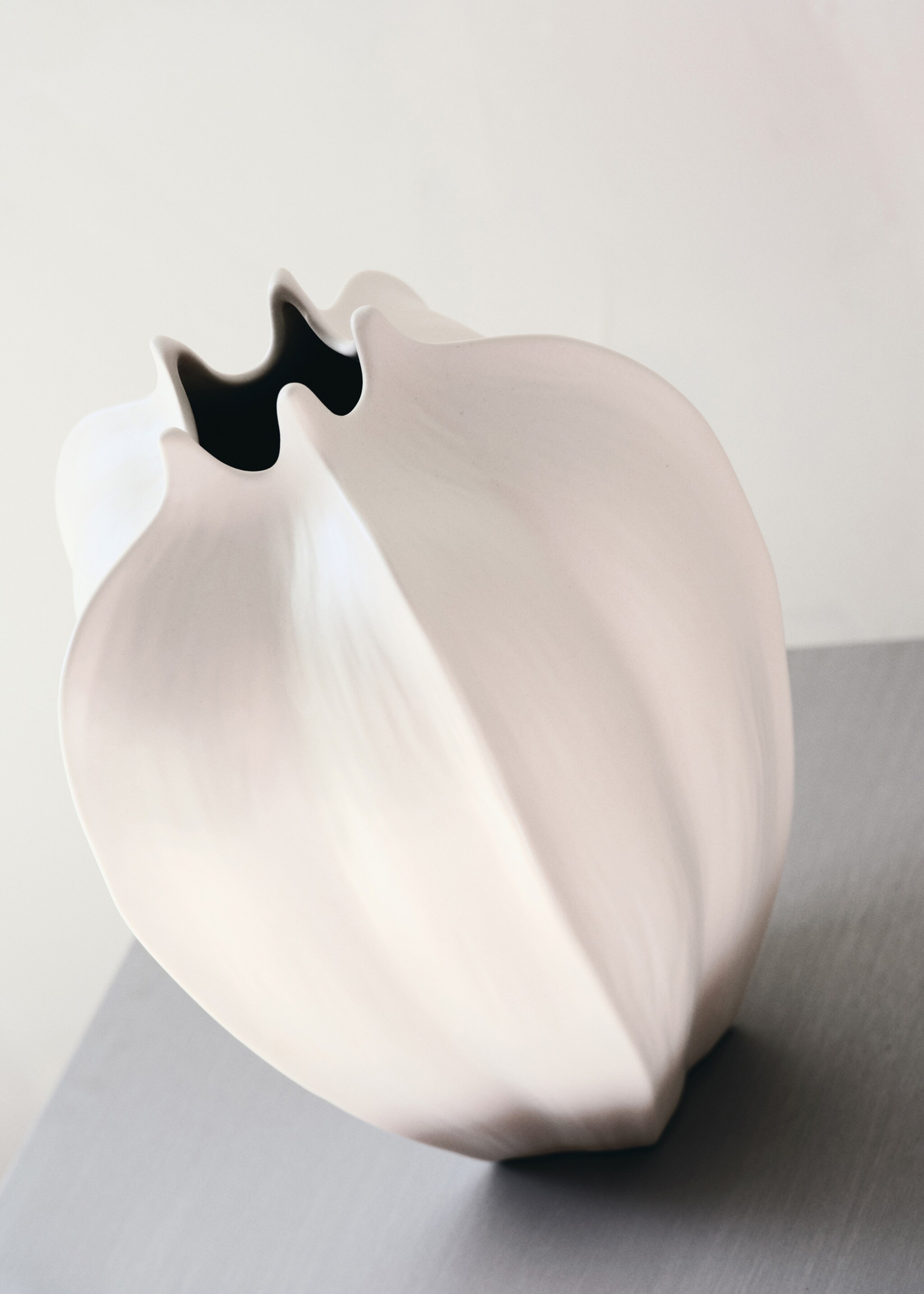 Tall earthenware flower vase - Details of the article 6, Off White. Ref: 27011525-00.