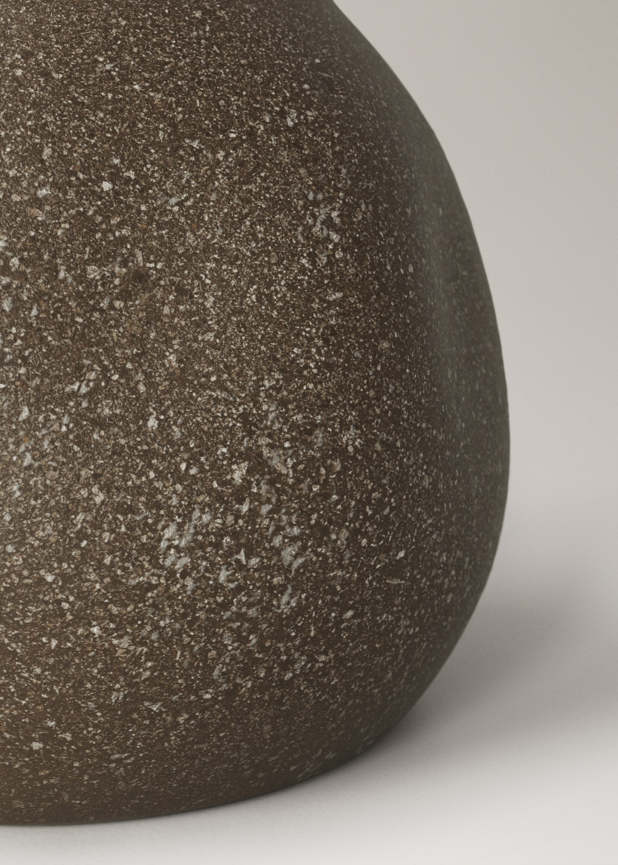 Irregular ceramic vase - Details of the article 2, Coffee. Ref: 27011527-00.