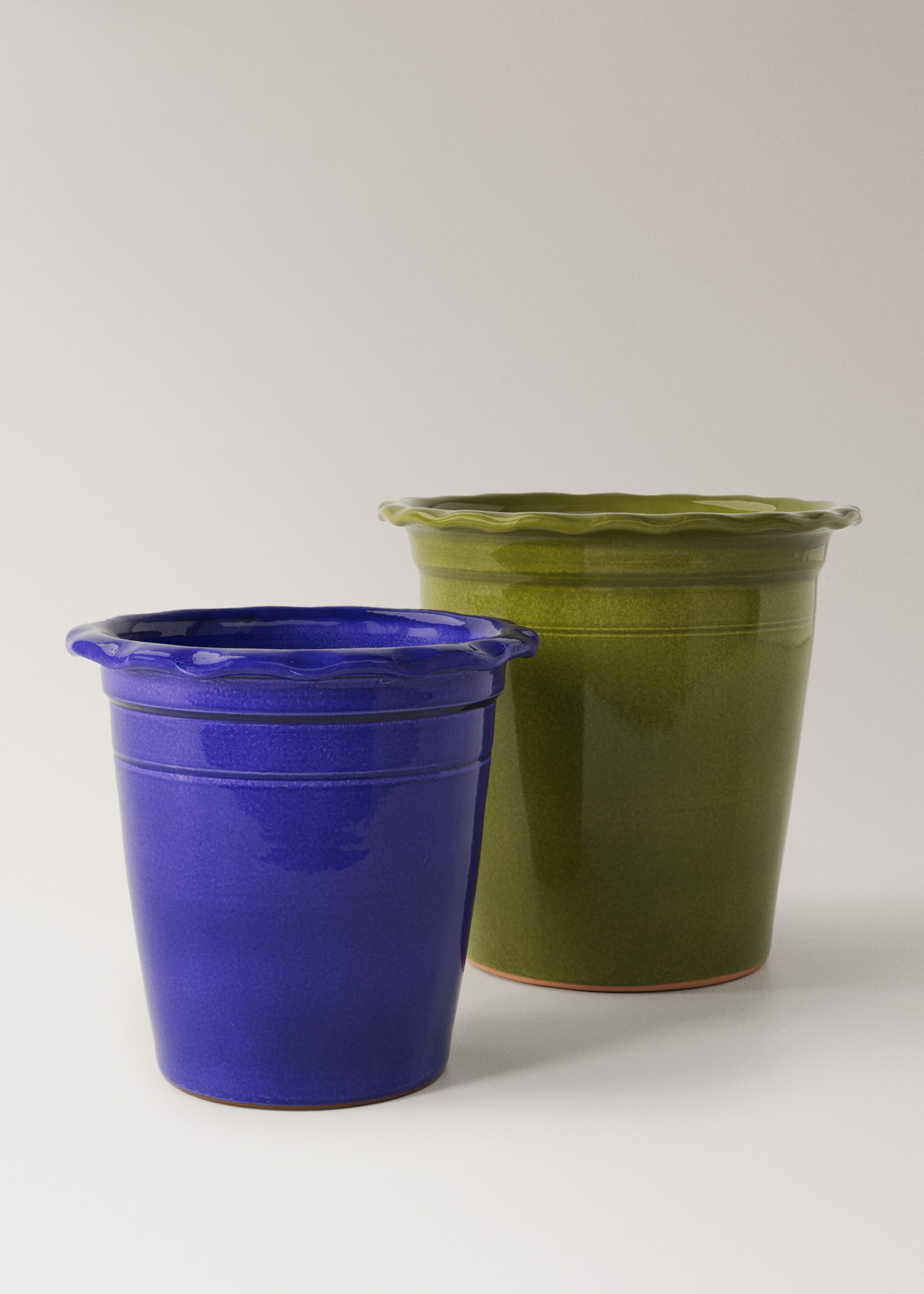 Large terracotta wave-pattern planter - Details of the article 3, Pastel Green. Ref: 27011529-00.