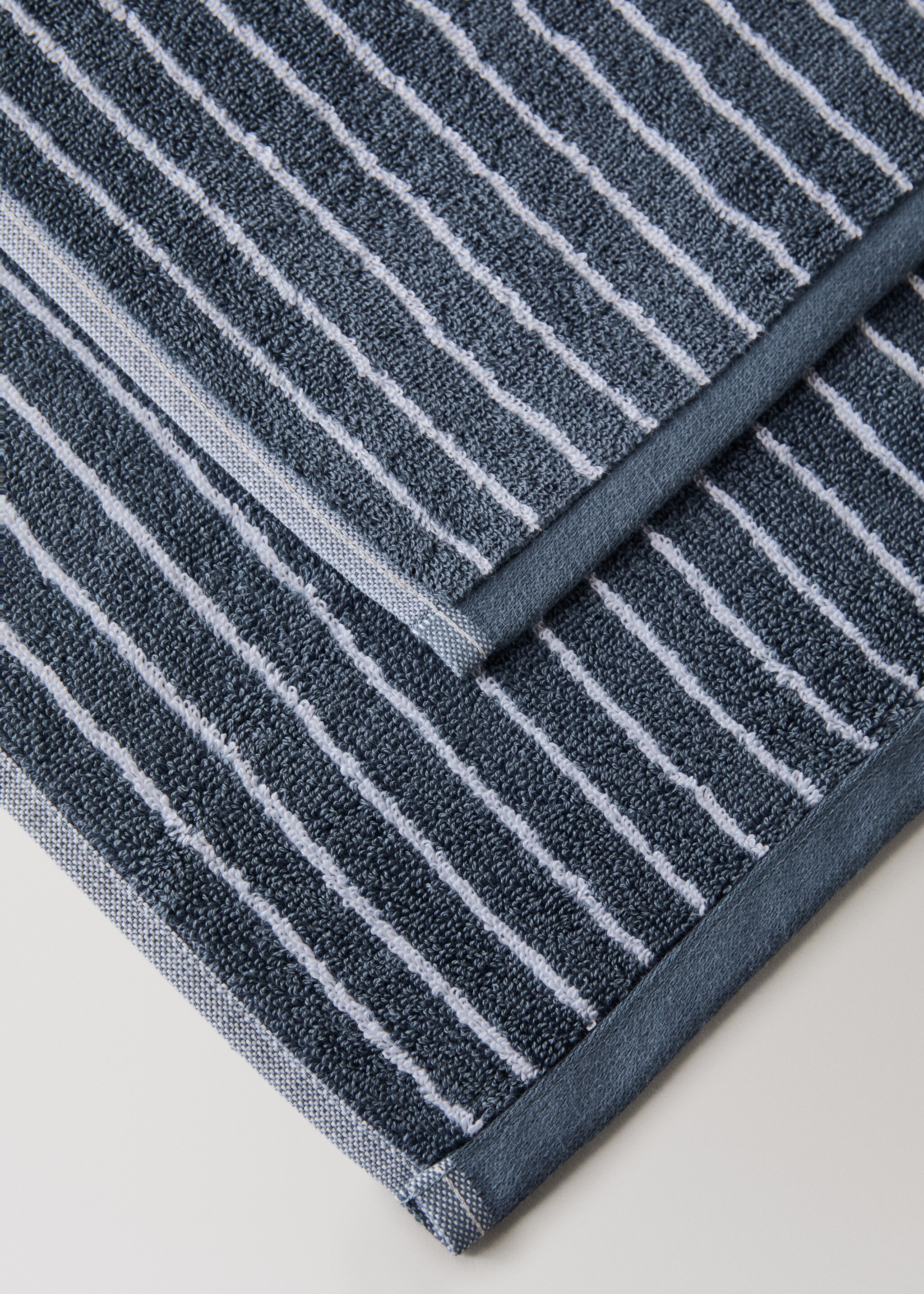 Two-tone striped cotton bath towel - Details of the article 2, Indigo Blue. Ref: 27011535-00.