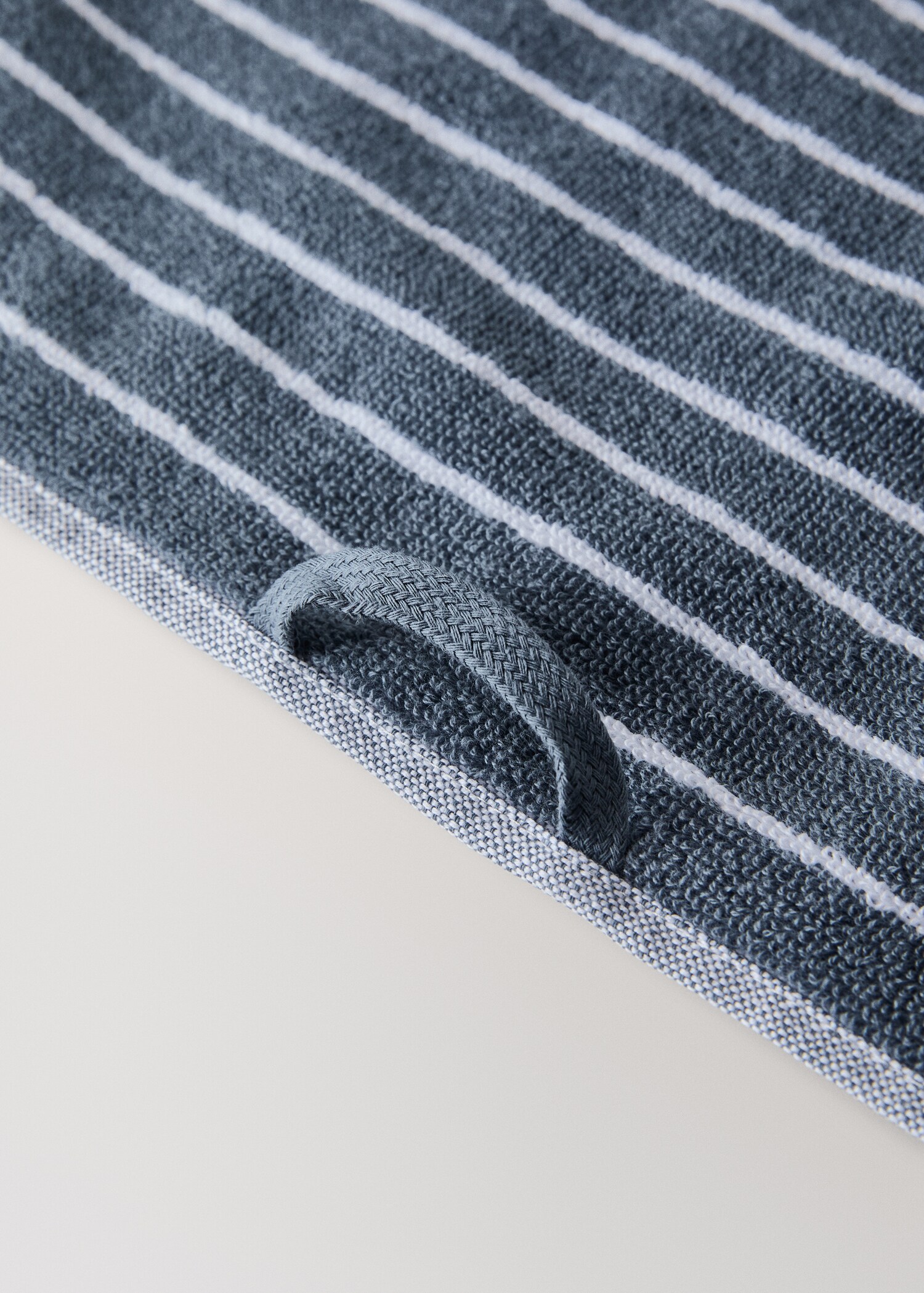 Two-tone striped cotton washcloth - Details of the article 3