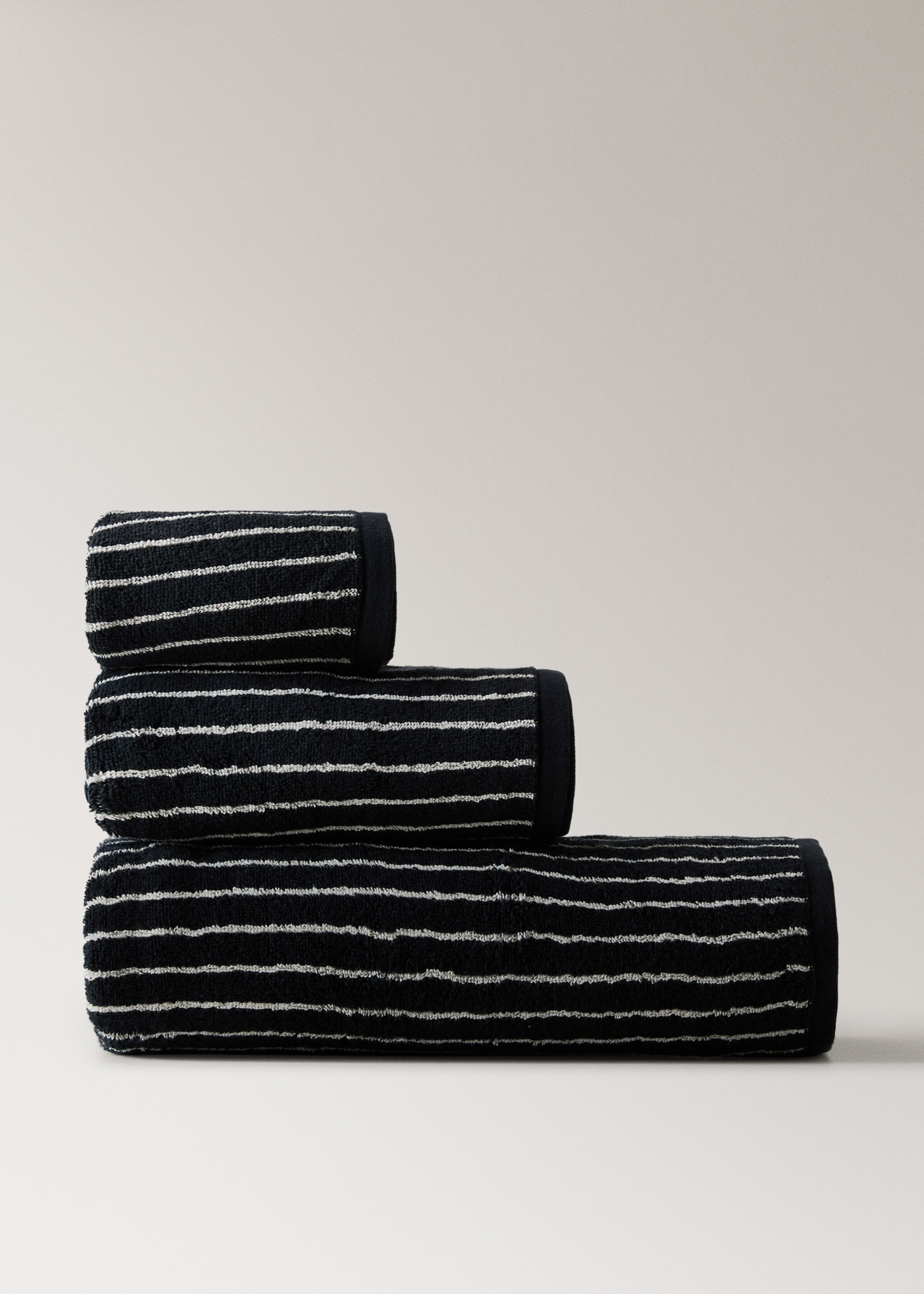 Two-tone striped cotton washcloth - Article without model, Black. Ref: 27011536-00.