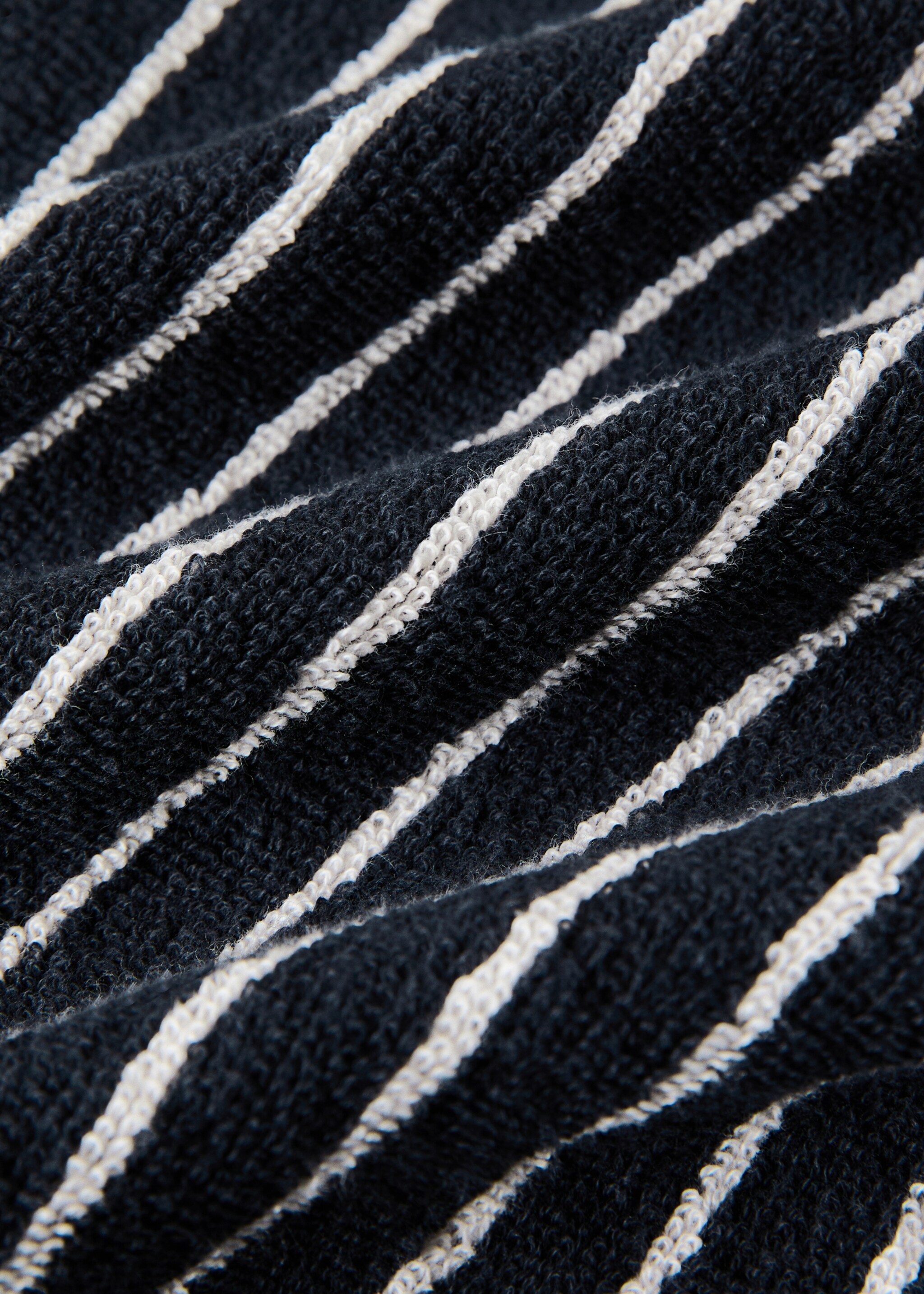 Two-tone striped cotton washcloth - Details of the article 1, Black. Ref: 27011536-00.