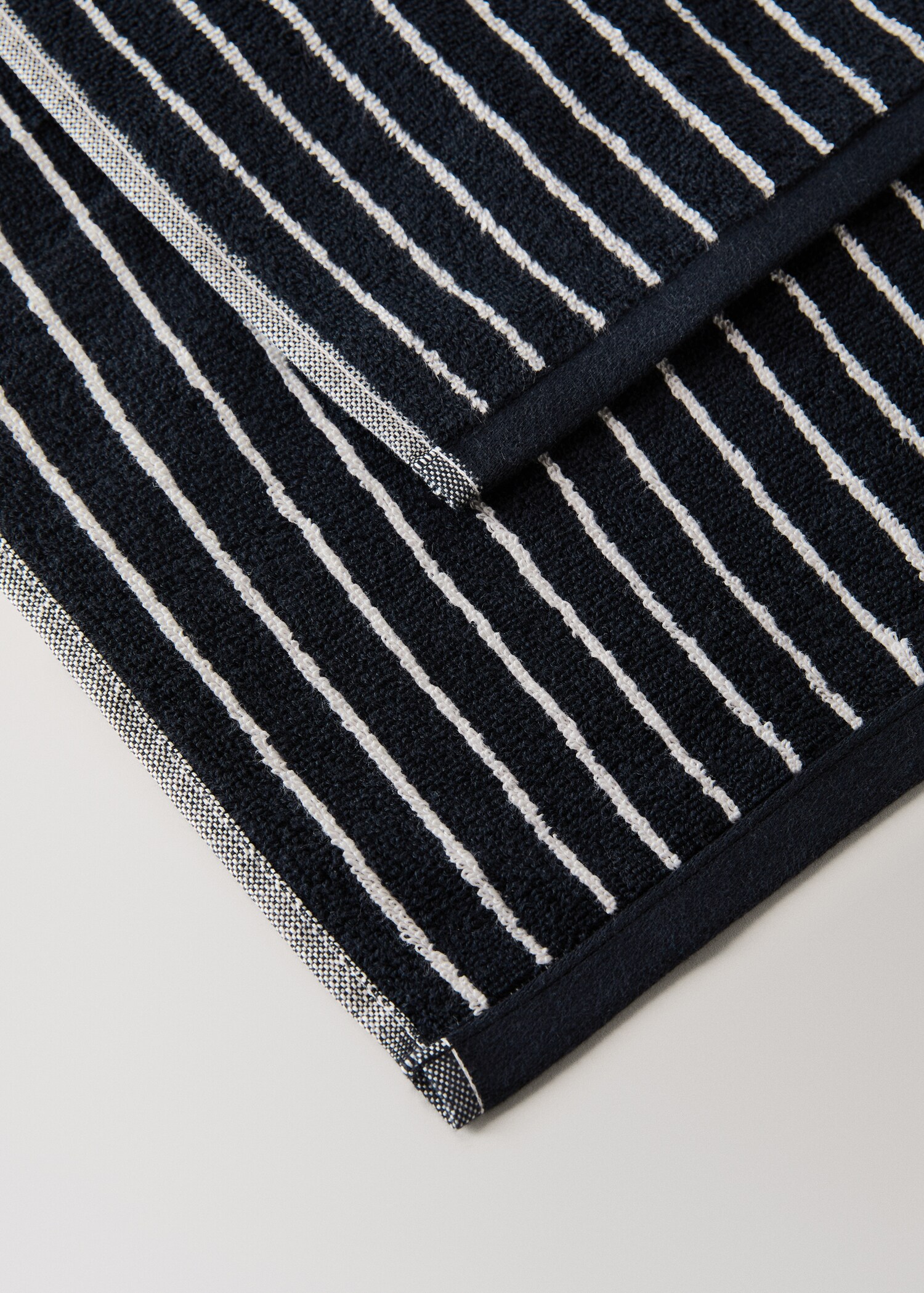 Two-tone striped cotton washcloth - Details of the article 2