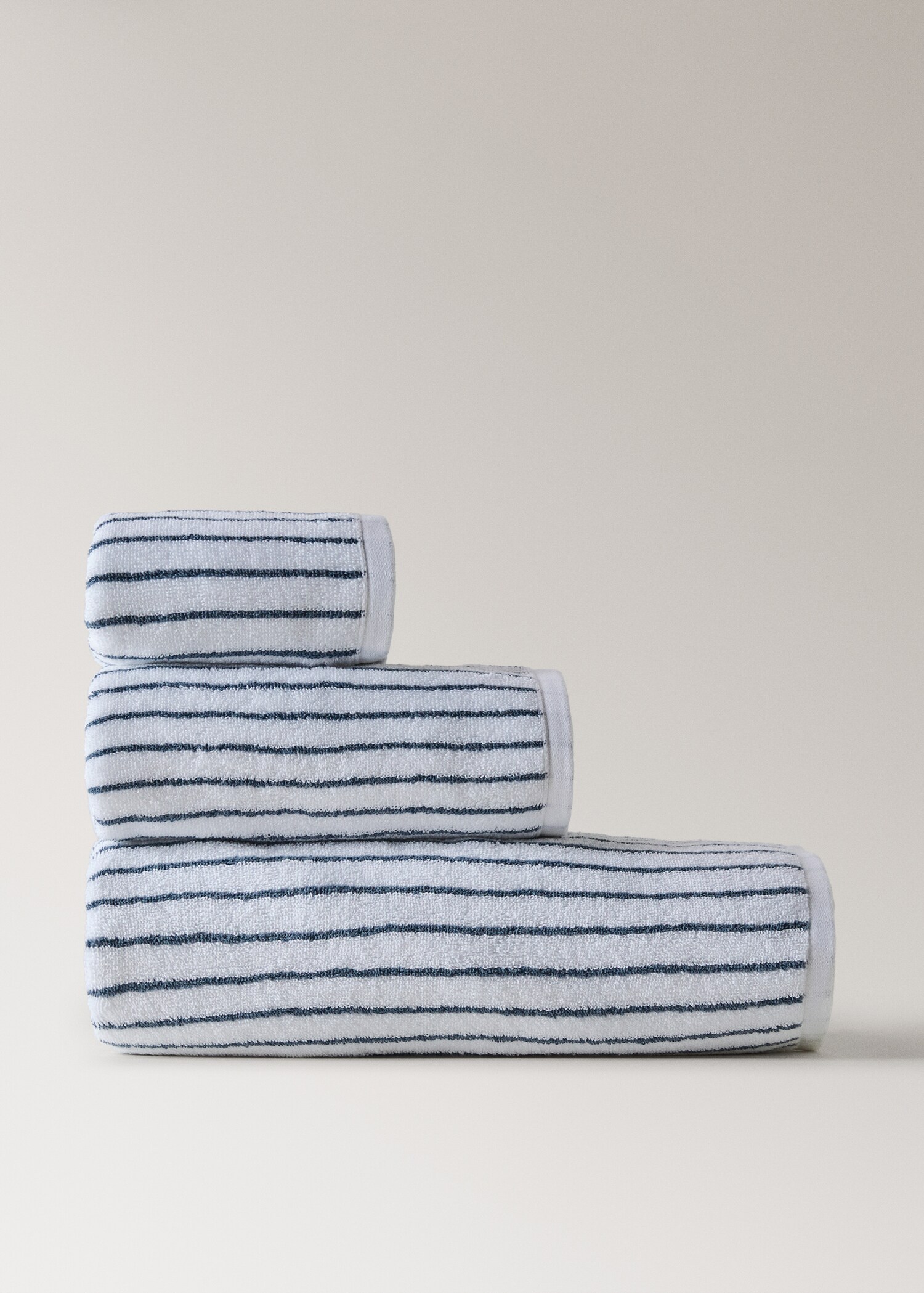 Cotton towel with two-tone stripes - Article without model