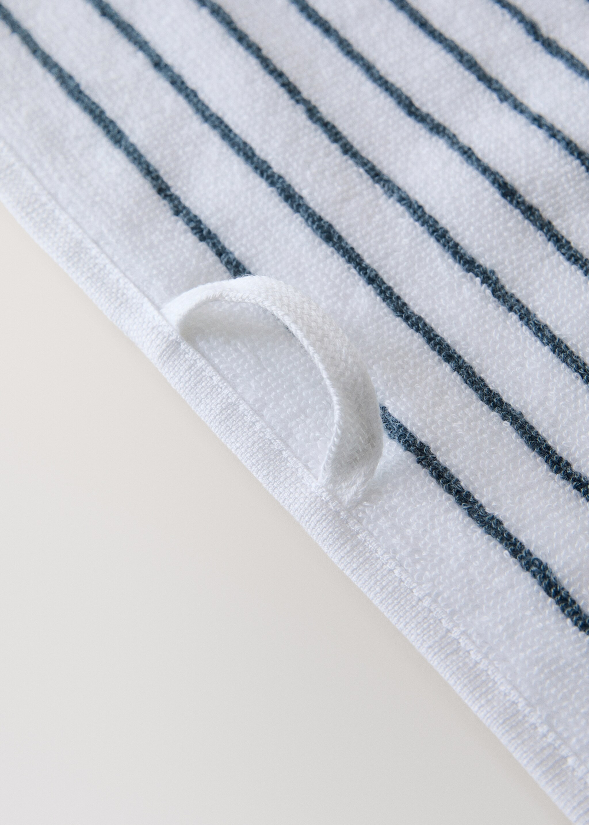 Cotton towel with two-tone stripes - Details of the article 2, White. Ref: 27011537-00.