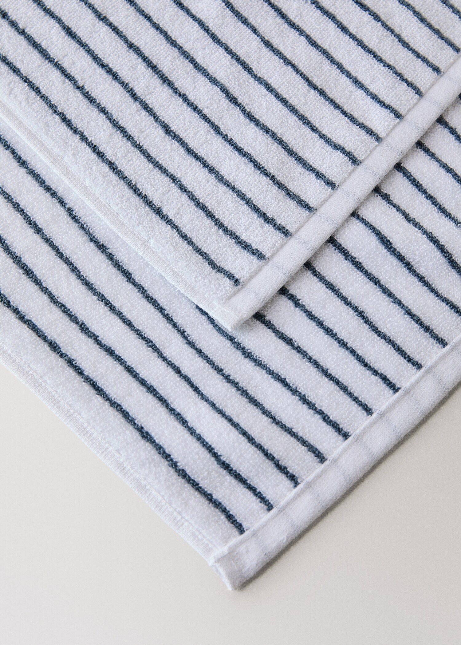 Cotton towel with two-tone stripes - Details of the article 3