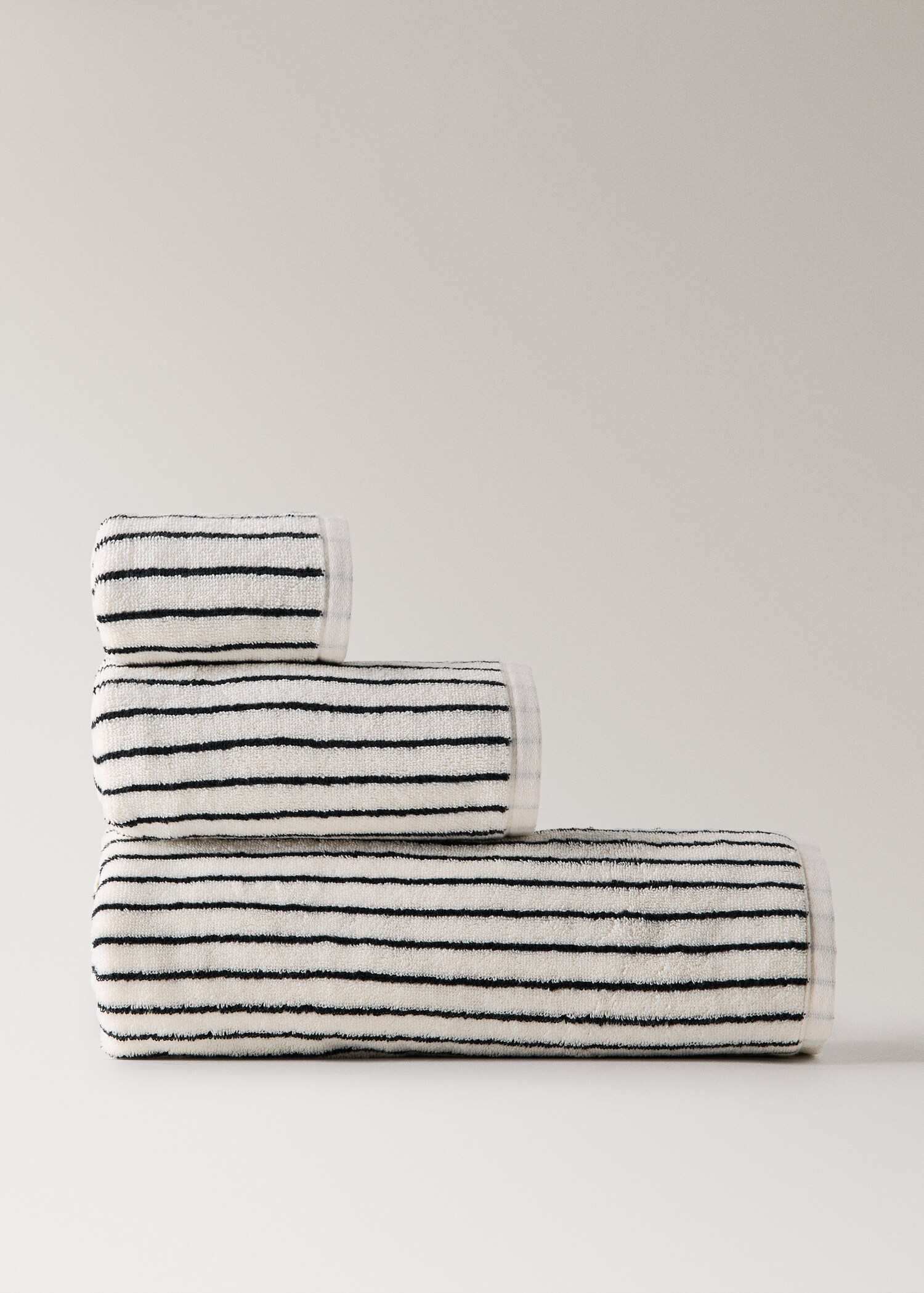 Cotton towel with two-tone stripes - Article without model