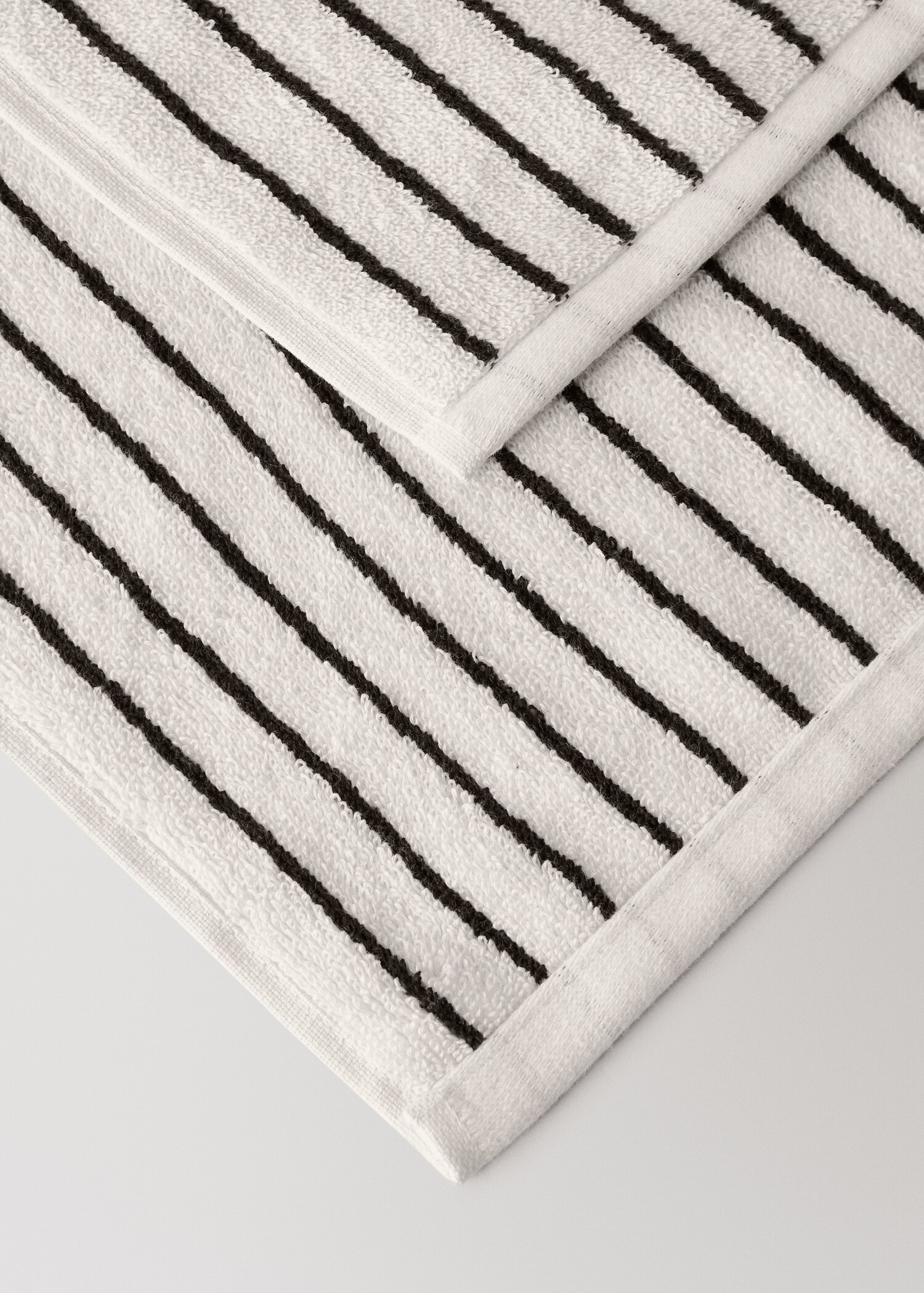 Cotton towel with two-tone stripes - Details of the article 2
