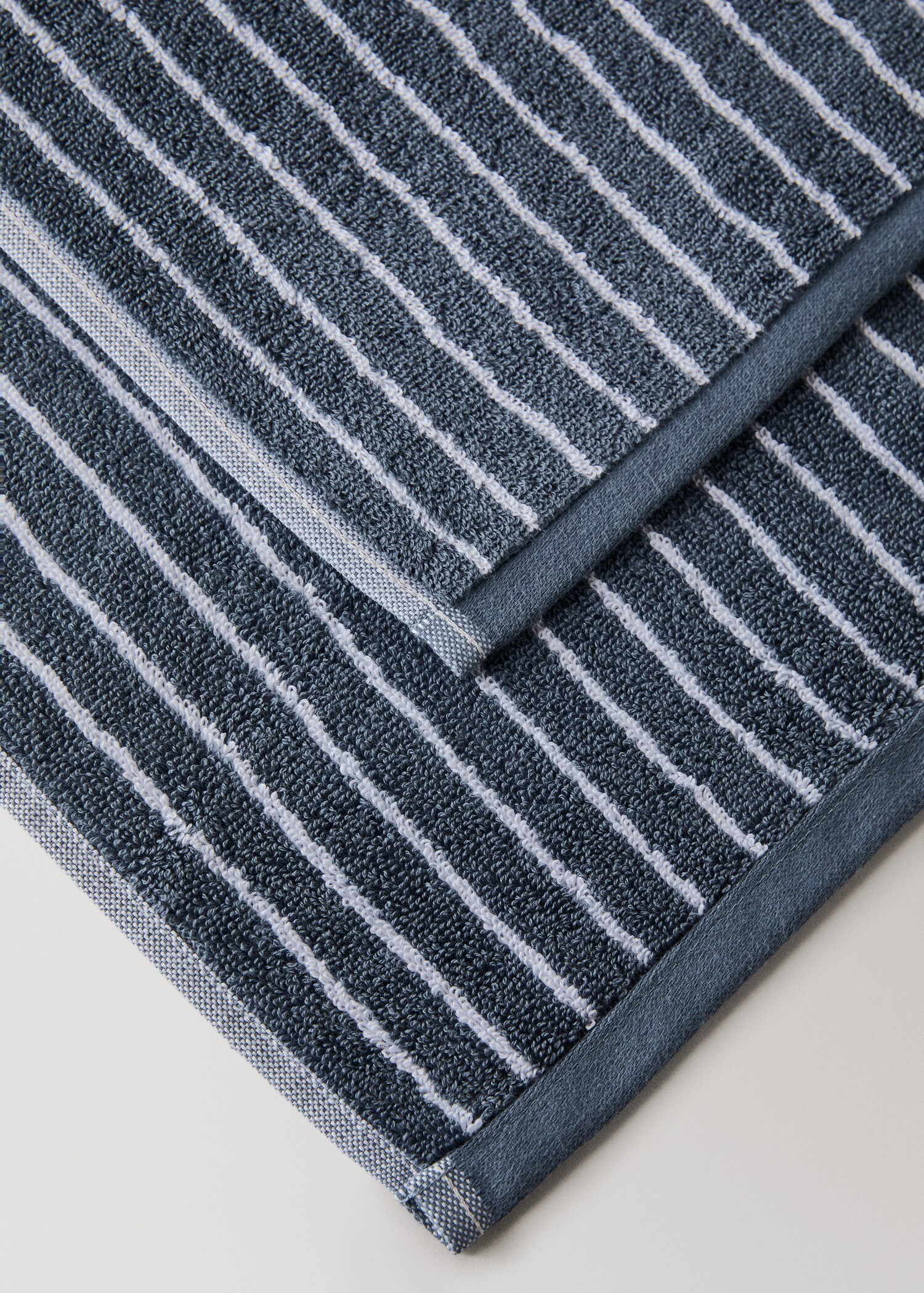 Cotton towel with two-tone stripes - Details of the article 2