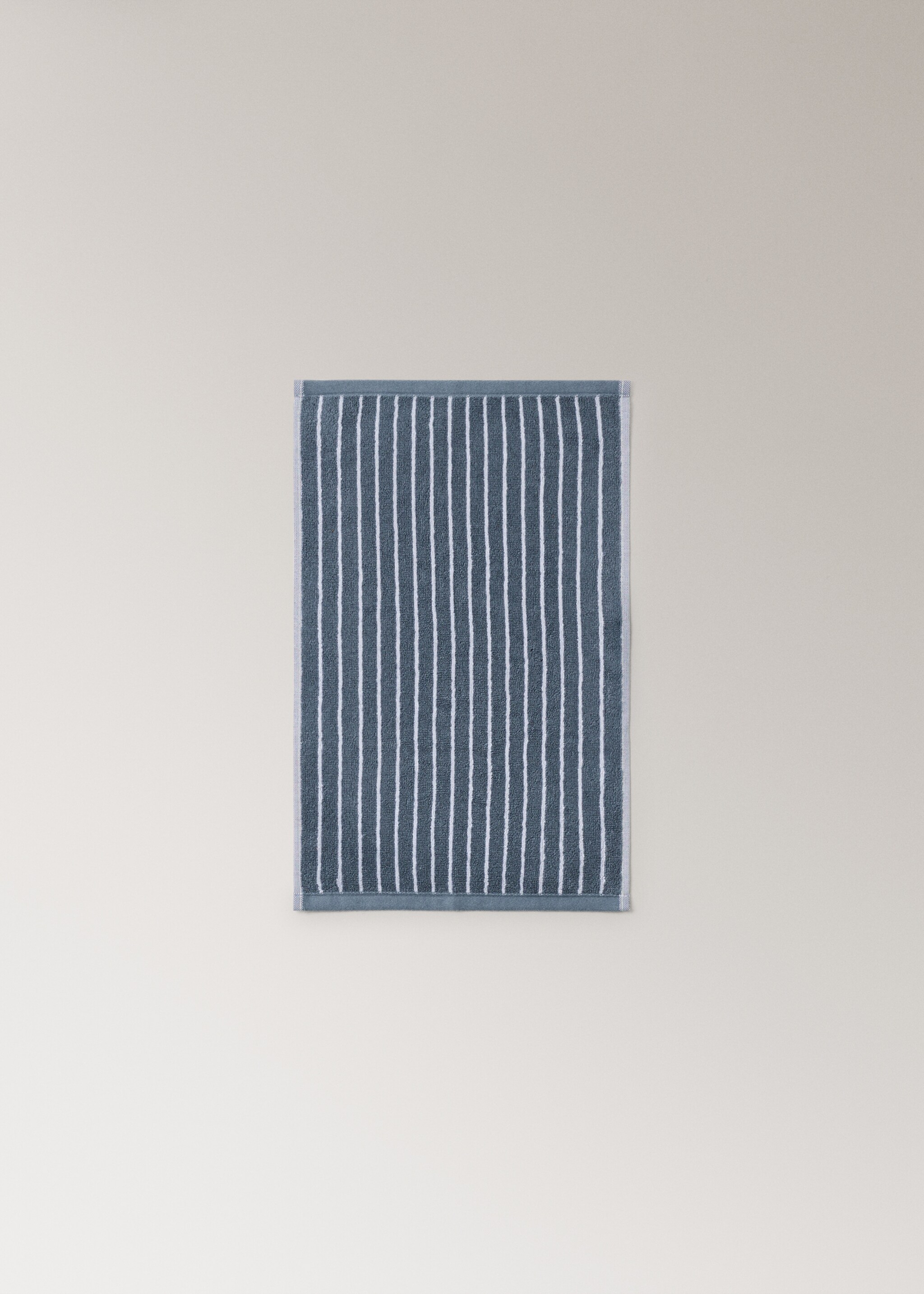 Cotton towel with two-tone stripes - Details of the article 4, Indigo Blue. Ref: 27011537-00.