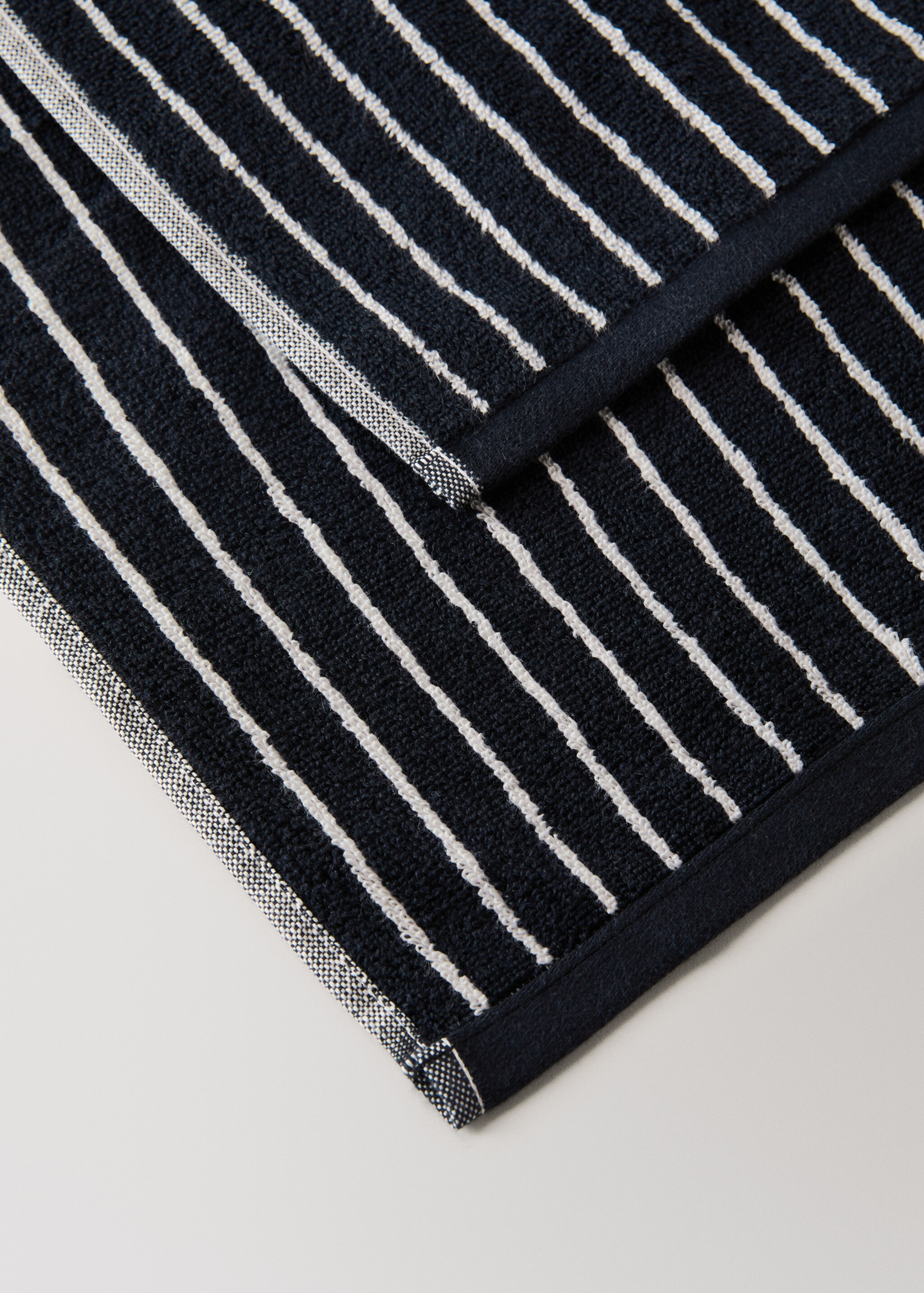 Cotton towel with two-tone stripes - Details of the article 2, Black. Ref: 27011537-00.