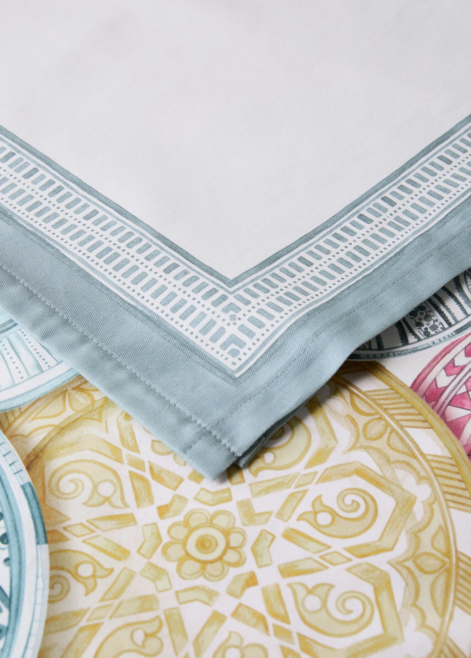 Cotton tablecloth Moroccan style for 2 to 4 diners - Details of the article 1