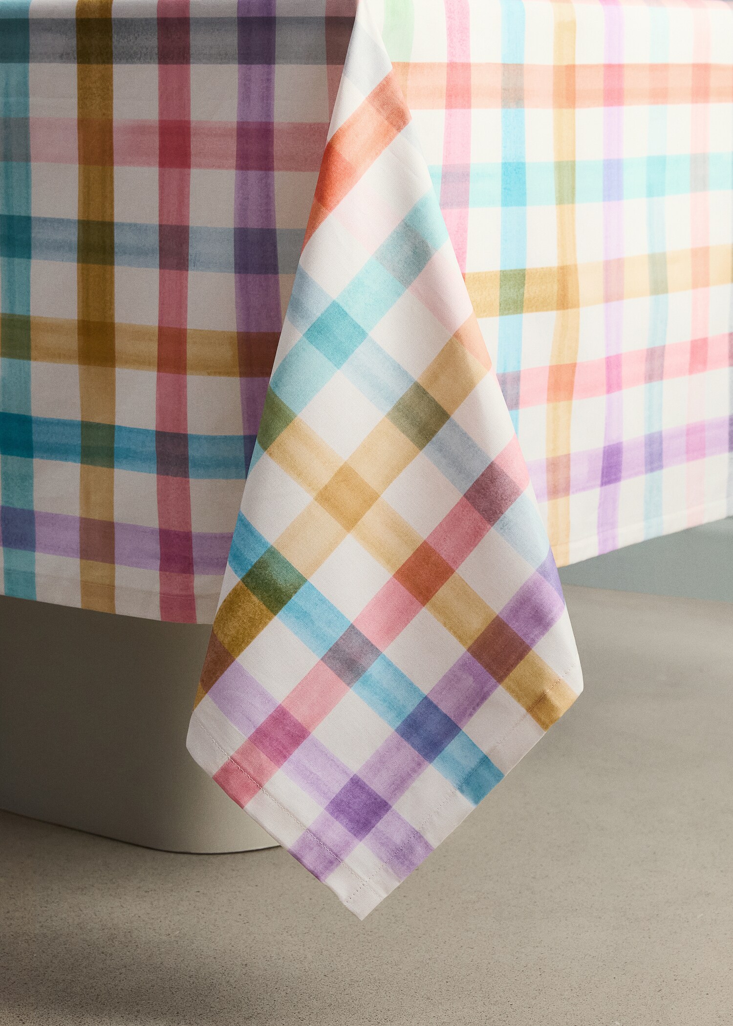 Resin-coated round tablecloth with brushstroke stripe effect - Details of the article 7