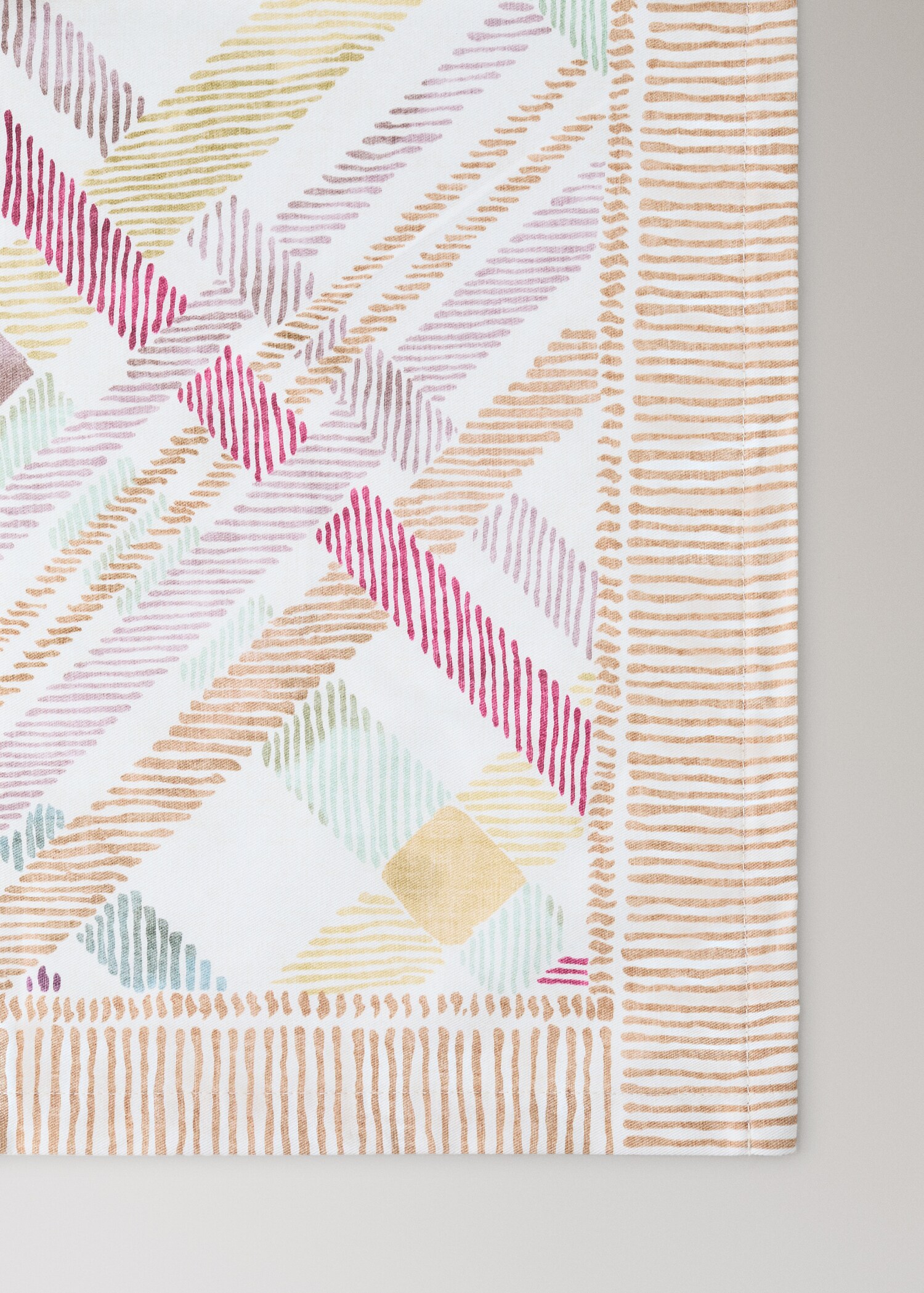 Multicolored printed cotton tablecloth for 2 to 4 people - Details of the article 2