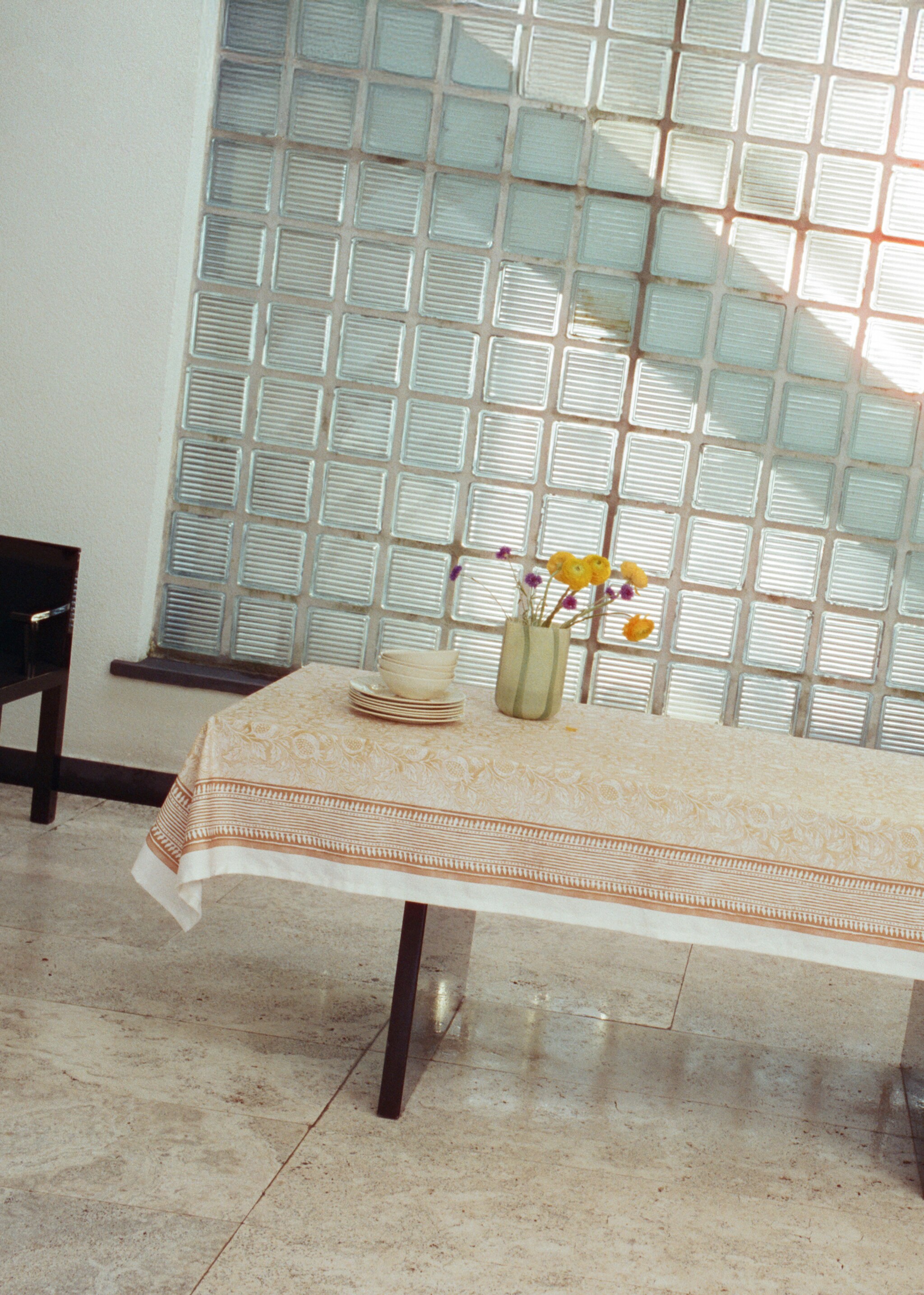 Blockprint style cotton tablecloth for 6 to 8 guests - Details of the article 5, Yellow. Ref: 27011565-00.