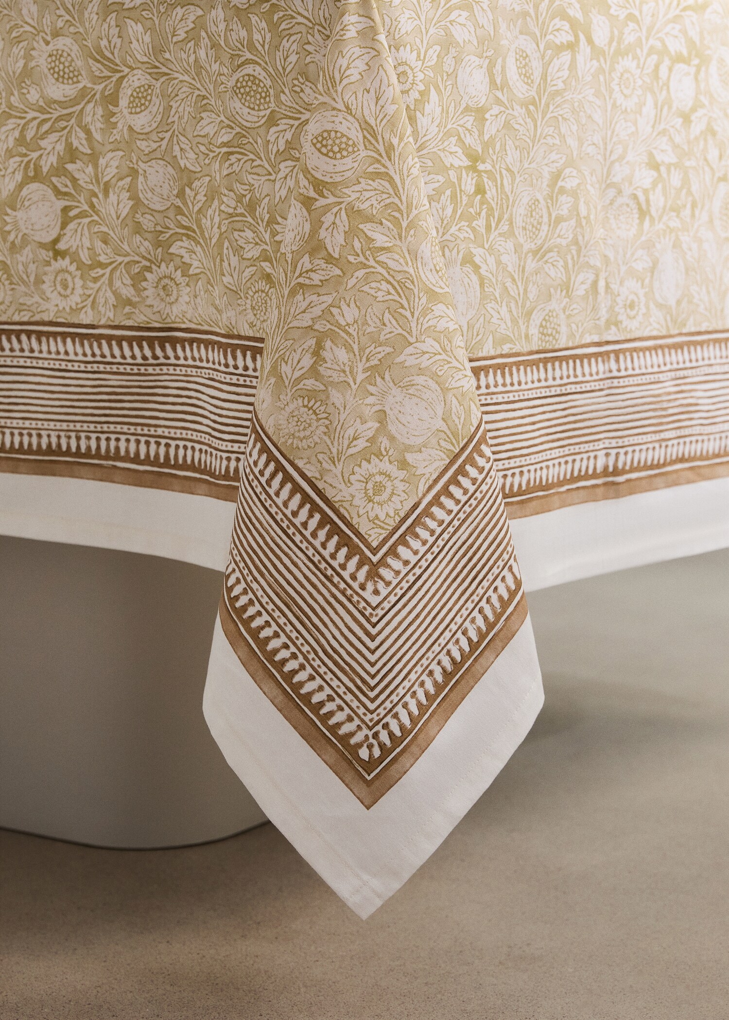 Blockprint style cotton tablecloth for 6 to 8 guests - Details of the article 8