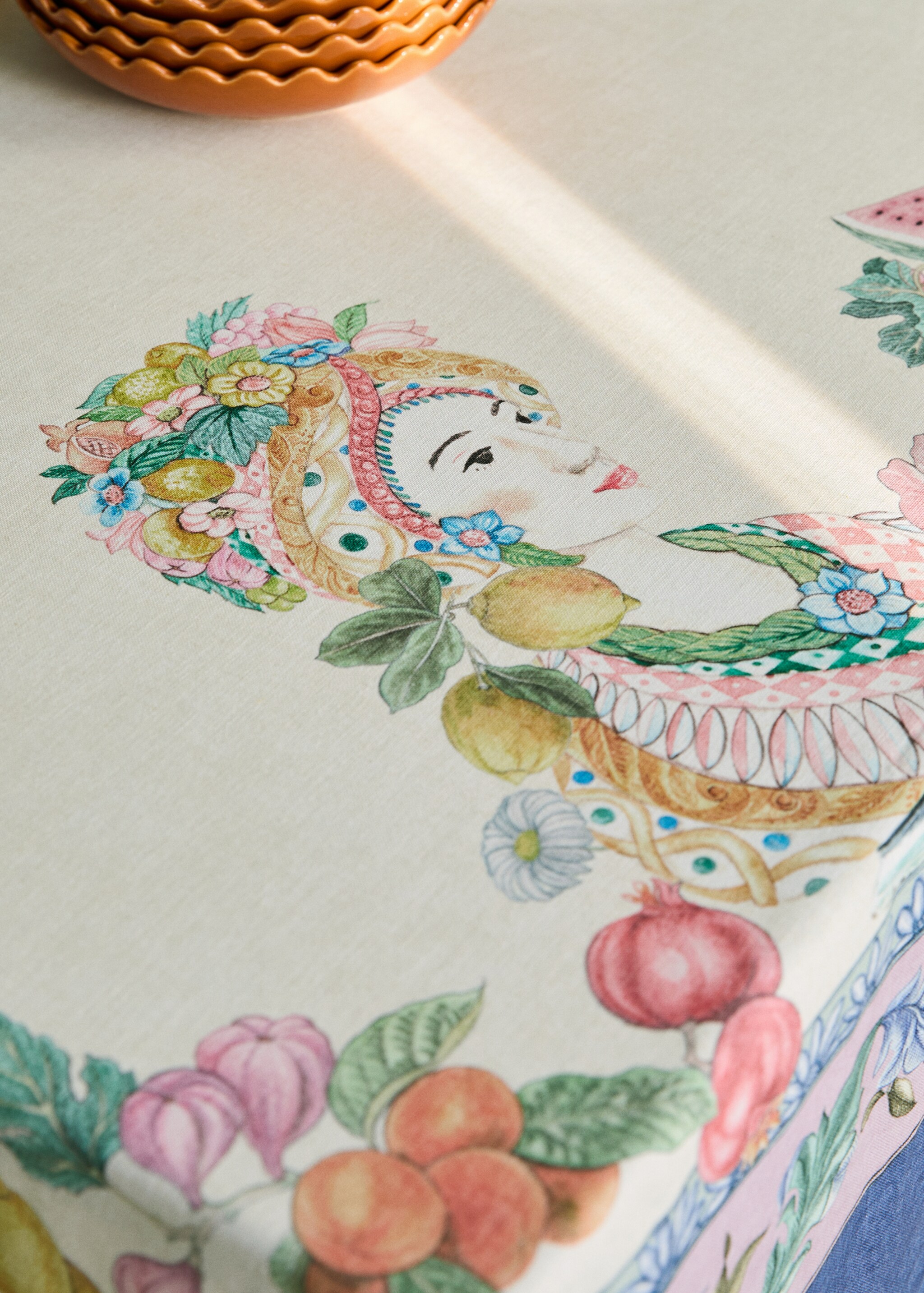 Fruit print cotton linen tablecloth for 6 to 8 people - Details of the article 8, Ecru. Ref: 27011568-00.