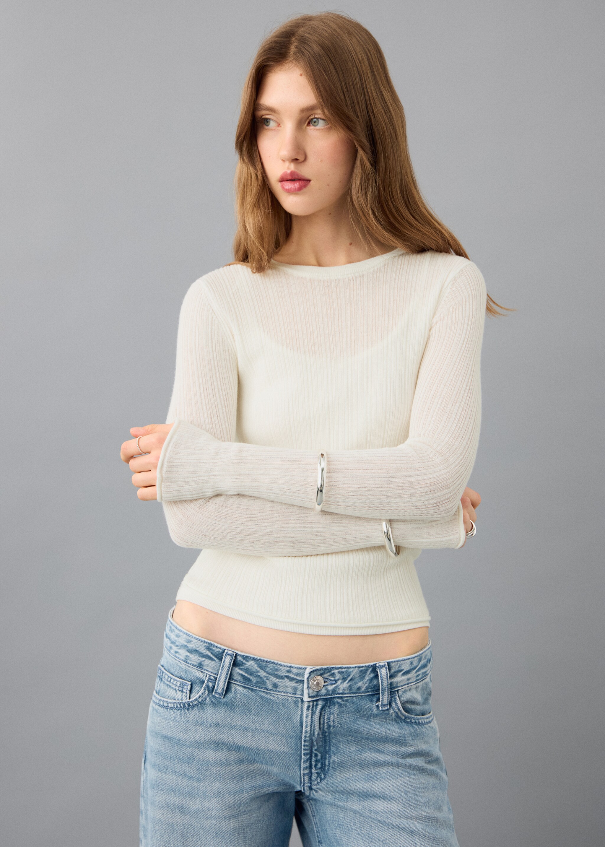 Pull-over en maille fine - Plan moyen, Blanc cassé. Ref: 27012552-00.