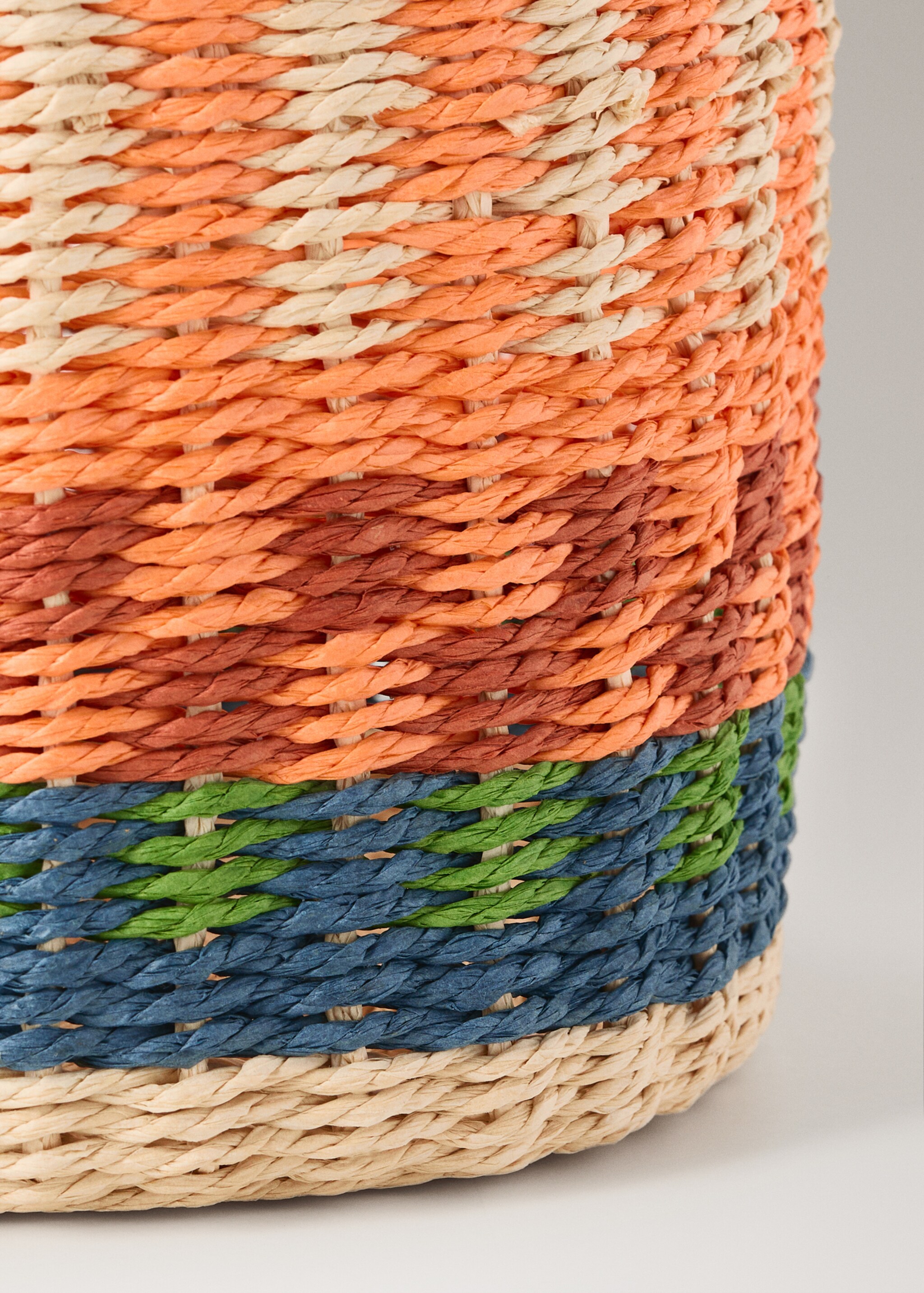Small circular basket with colourful pattern - Details of the article 1, Orange. Ref: 27012900-00.