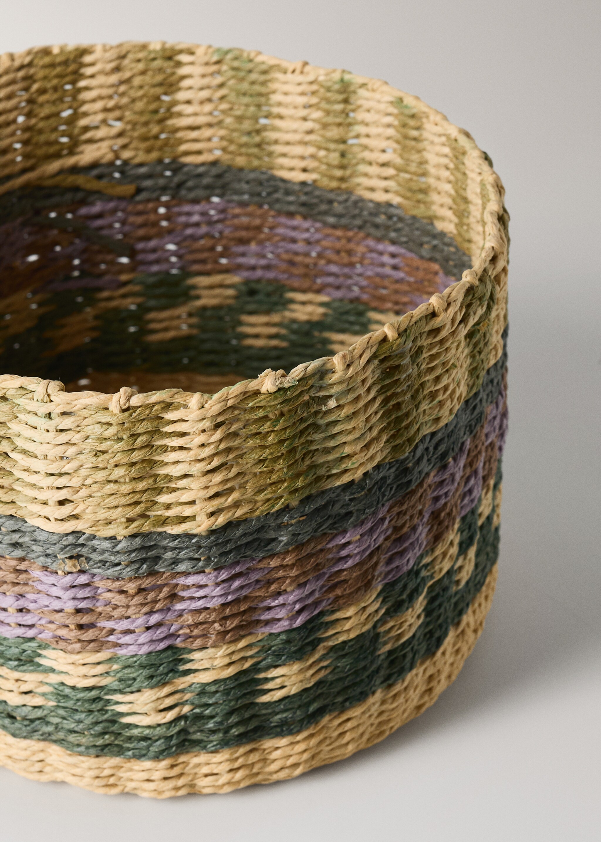Small circular basket with colorful print - Details of the article 1, Purple. Ref: 27012900-00.