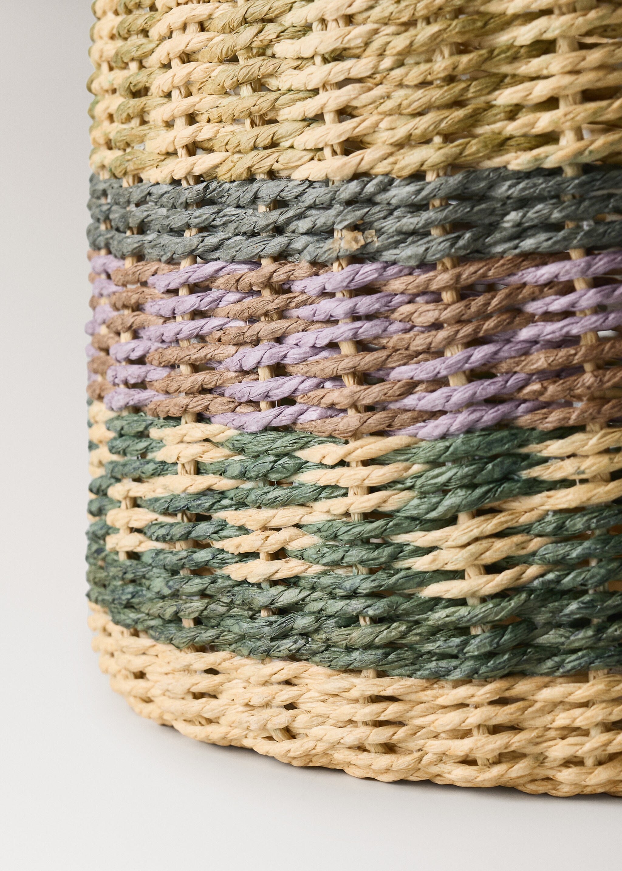 Small circular basket with colorful print - Details of the article 2, Purple. Ref: 27012900-00.