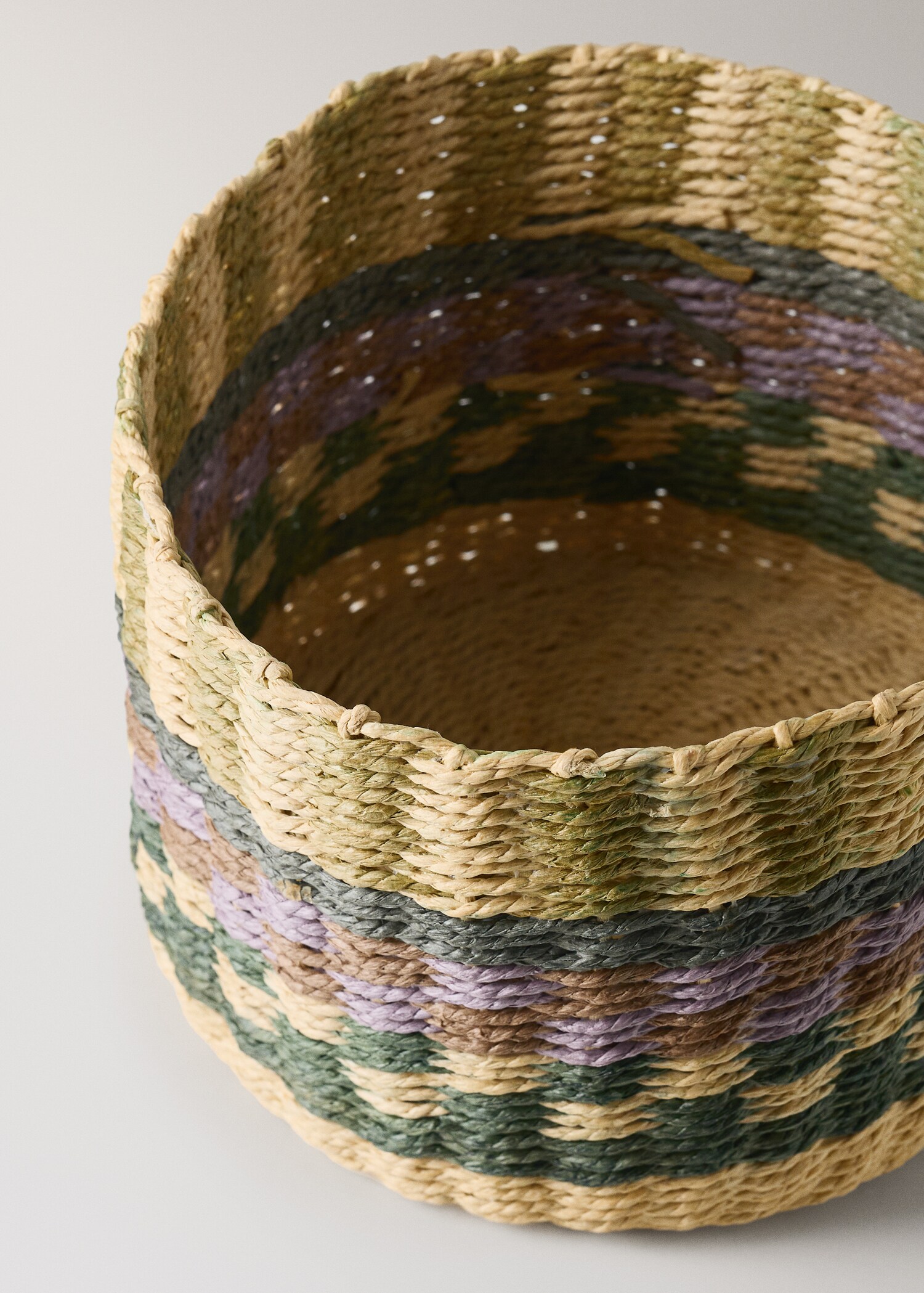 Small circular basket with colorful print - Details of the article 3