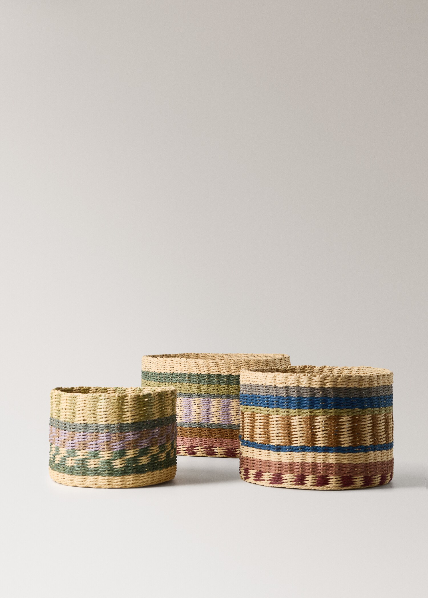 Small circular basket with colorful print - Details of the article 4