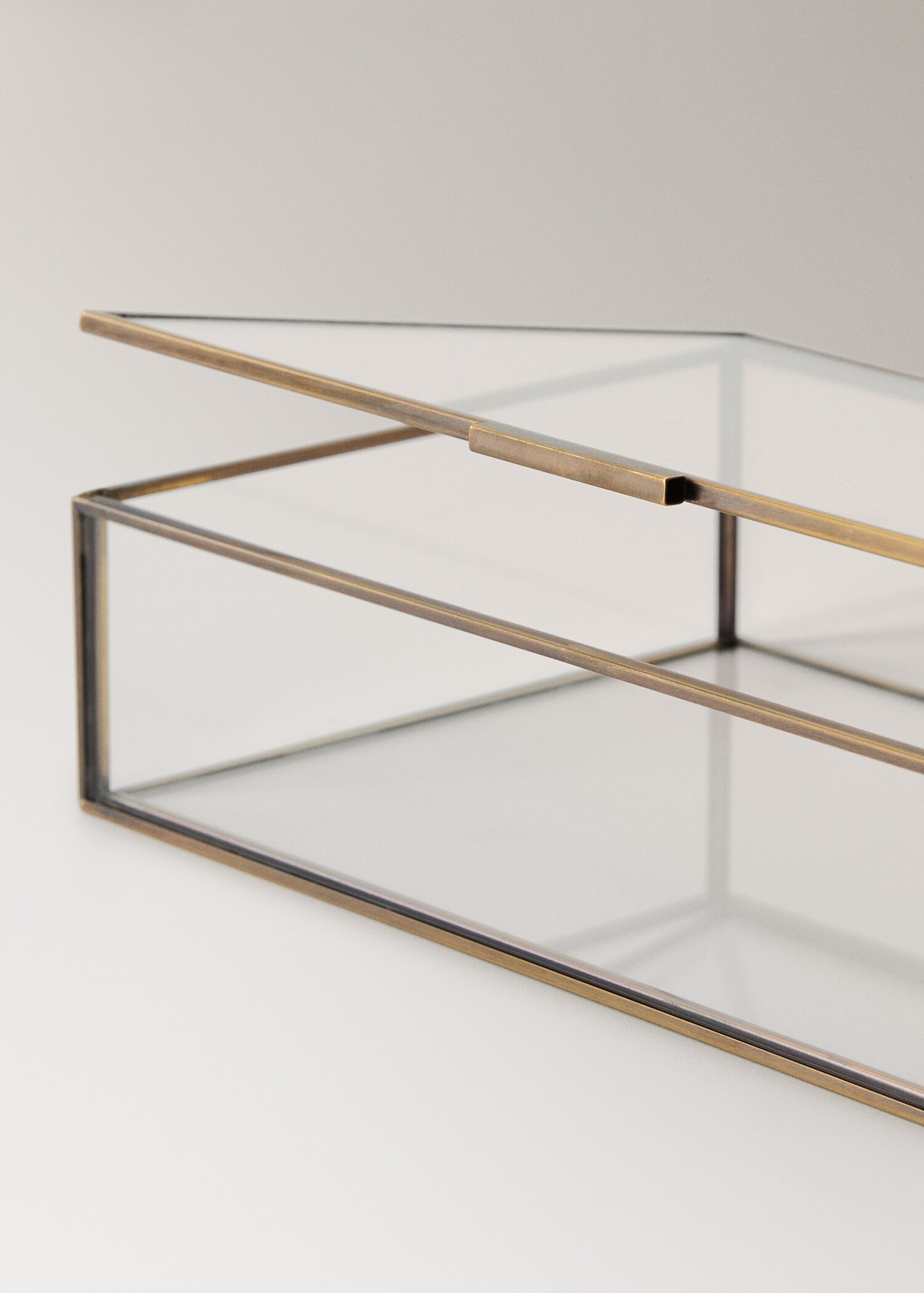 Medium box with metal profile - Details of the article 2