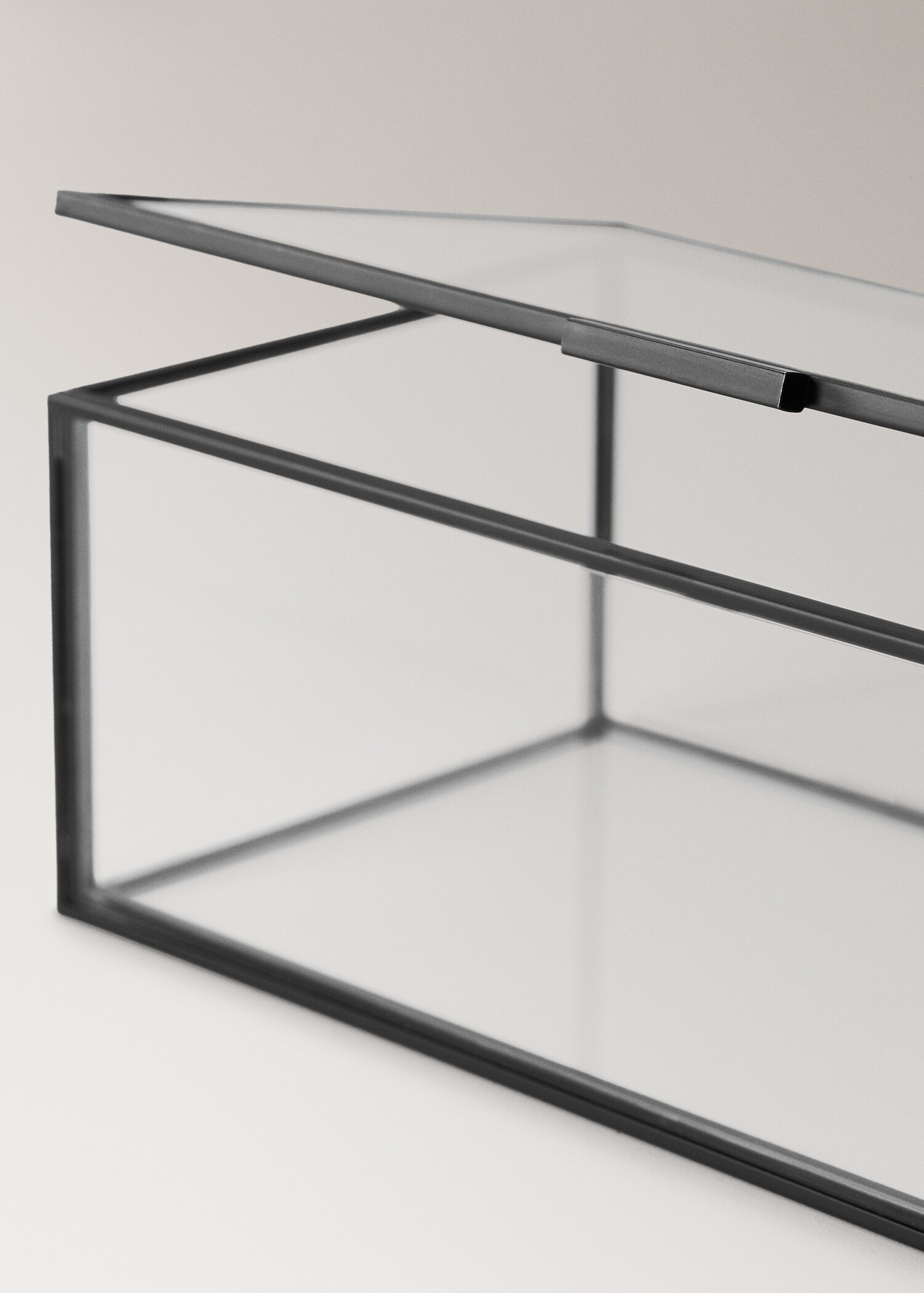 Small glass and metal jewellery box - Details of the article 2