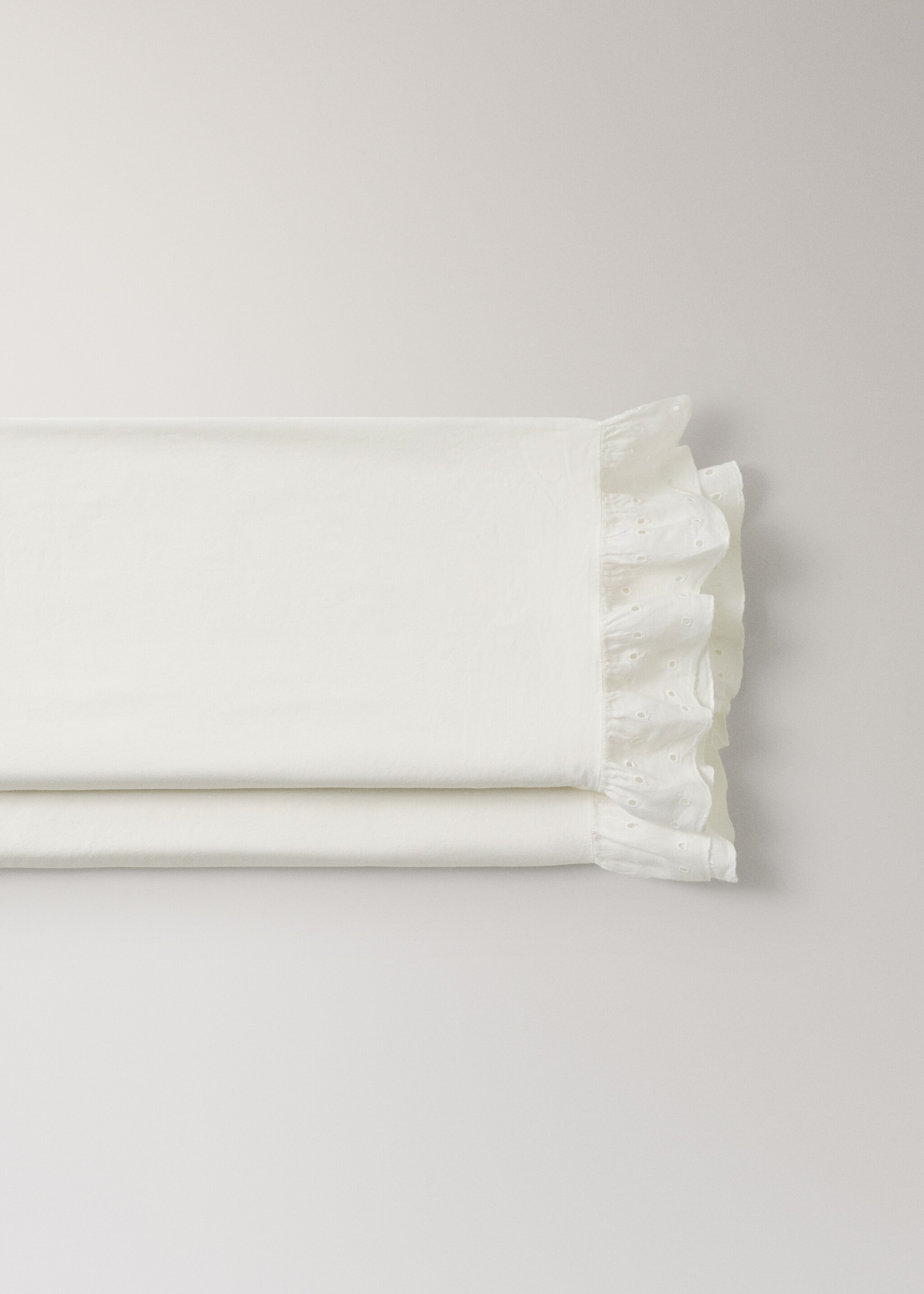 Cotton garment-dyed top sheet with linen ruffle for 135/140 cm bed - Details of the article 2, Off White. Ref: 27012932-00.