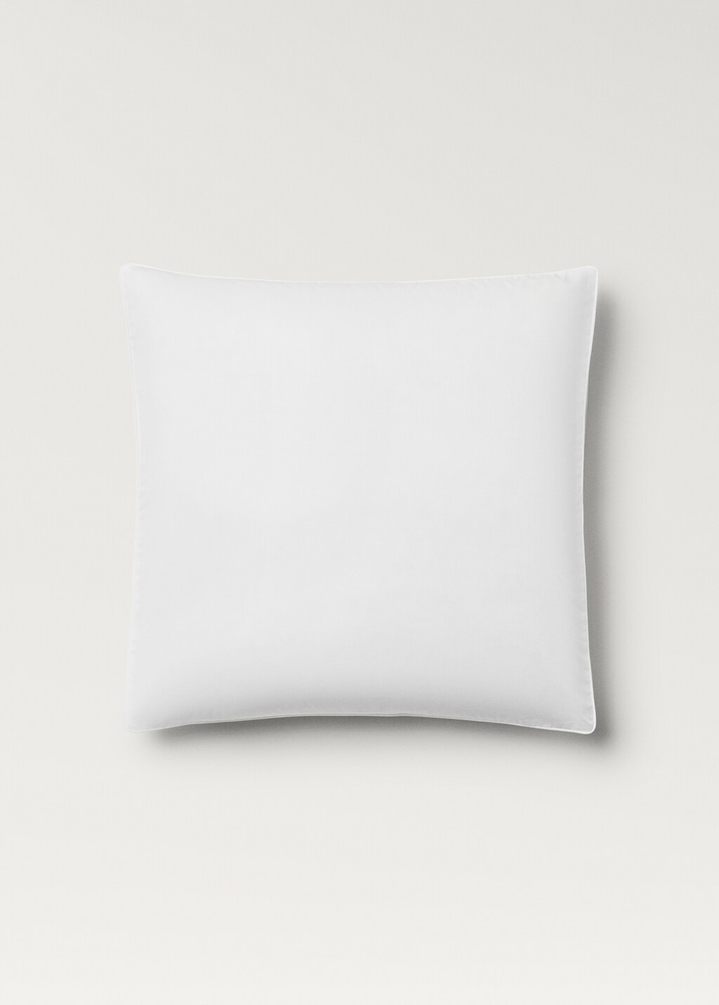 Two 500-thread count cotton percale pillowcases with rounded piping detail 60x60 cm