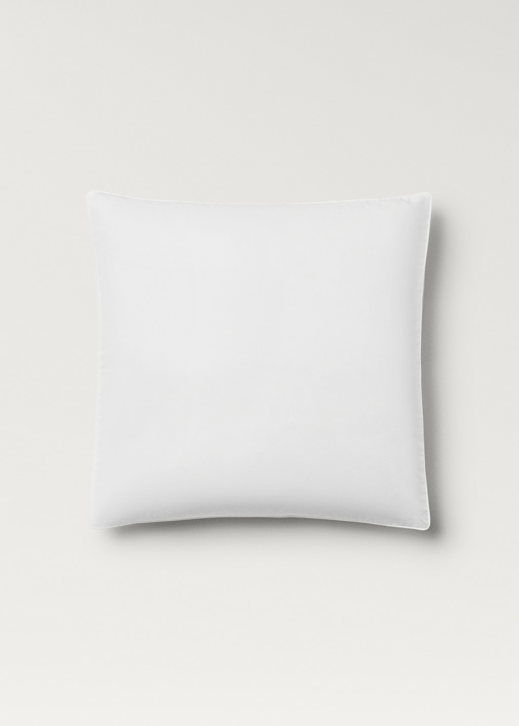 Two 500-thread count cotton percale pillowcases with rounded piping detail 60x60 cm