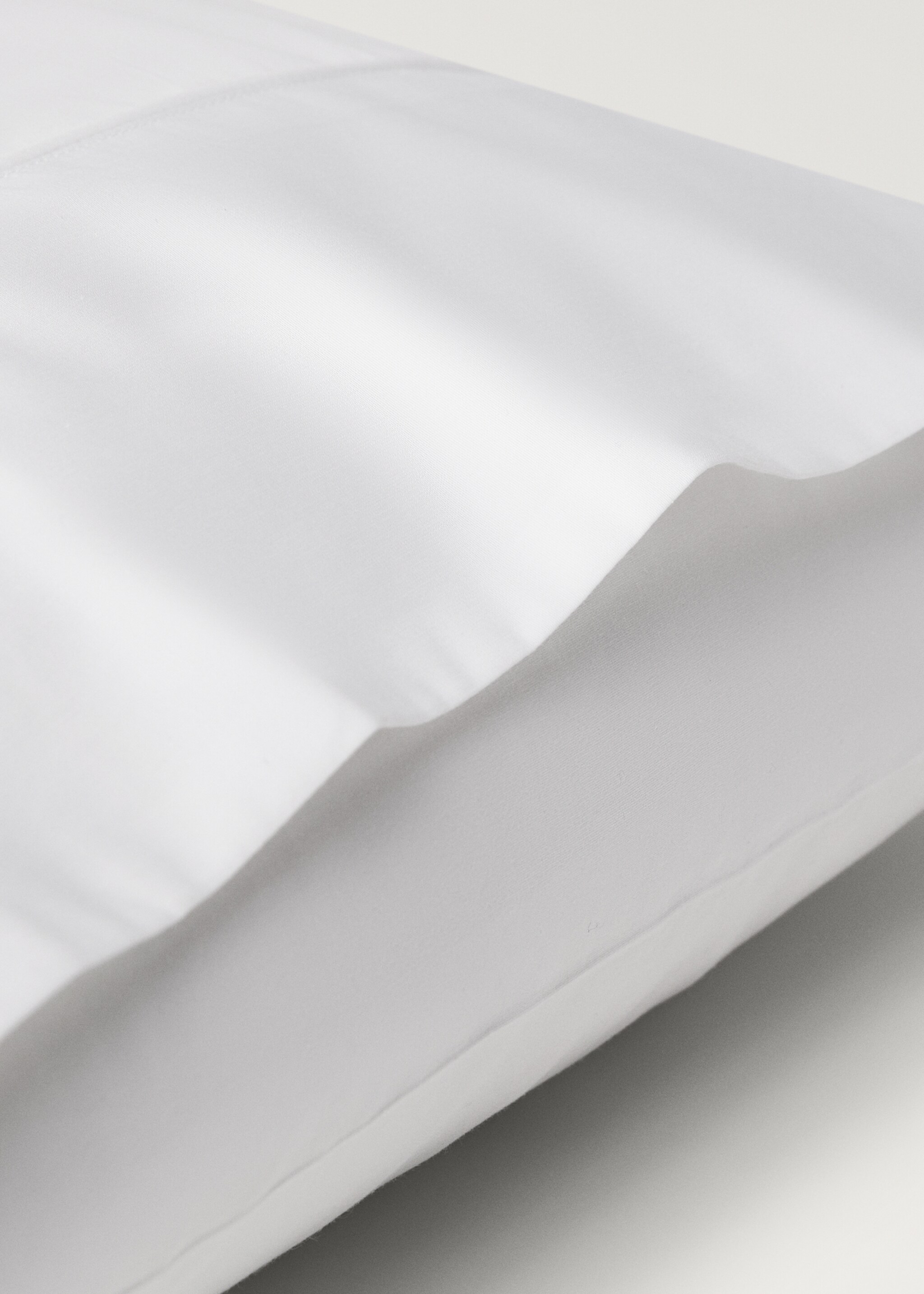 Two 500-thread count cotton percale pillowcases with rounded piping detail 60x60 cm - Details of the article 2, White. Ref: 27012942-00.