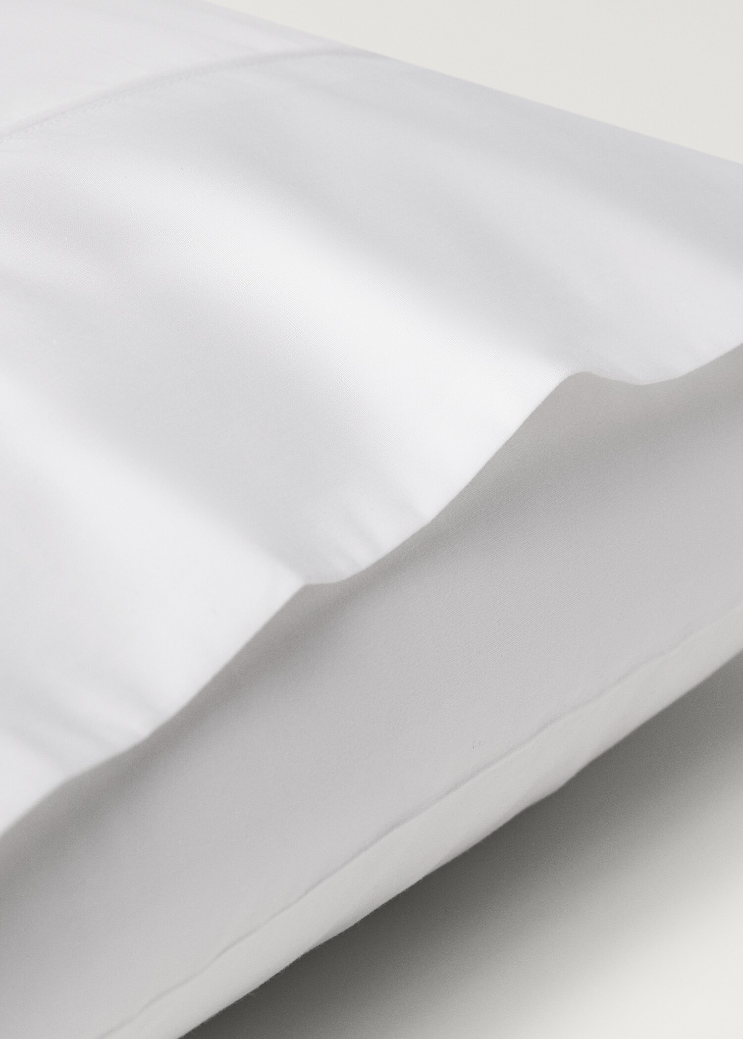 Two 500-thread count cotton percale pillowcases with rounded piping detail 60x60 cm - Details of the article 2