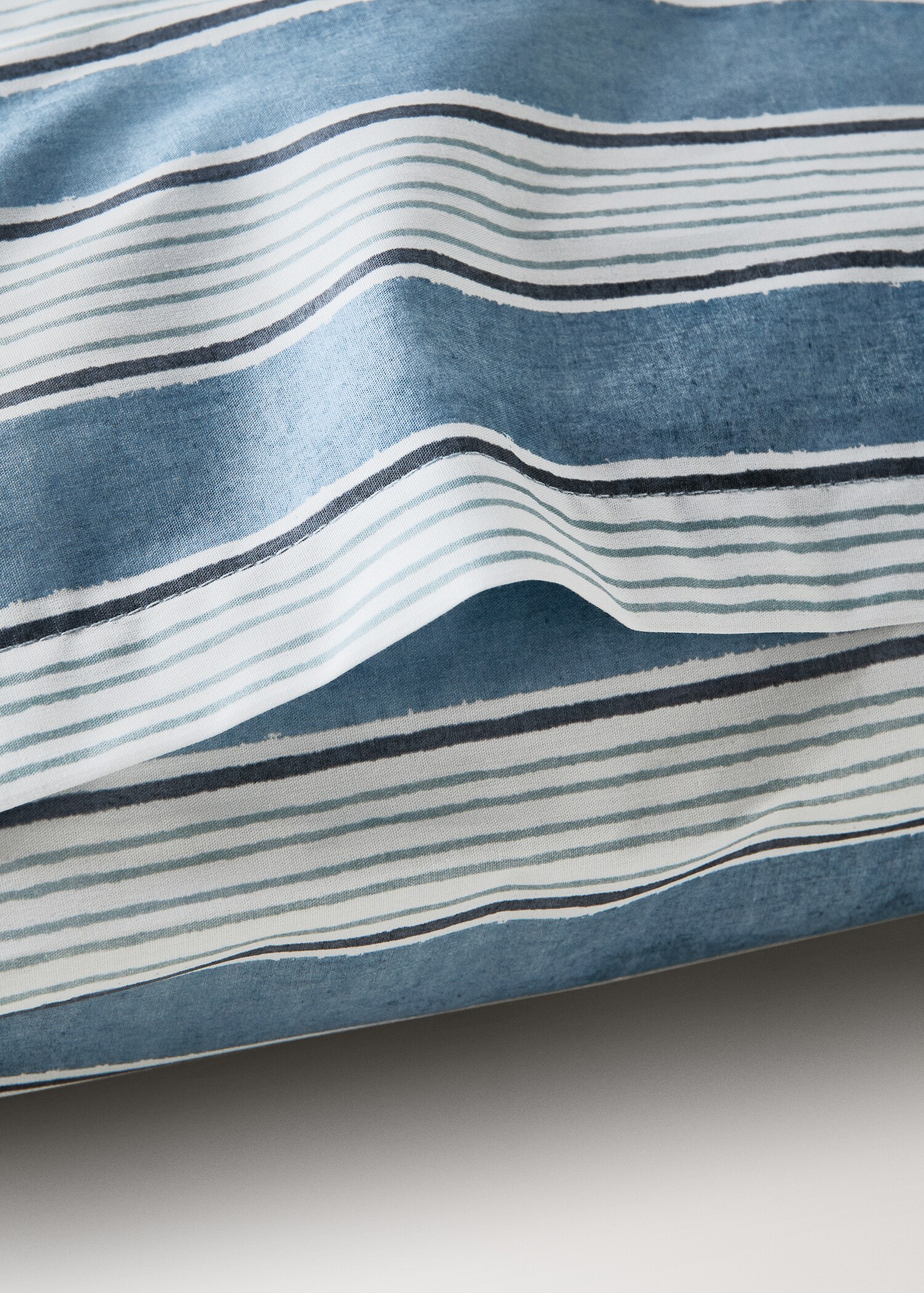 Two wide stripe watercolour pillow covers 50x75 cm - Details of the article 1