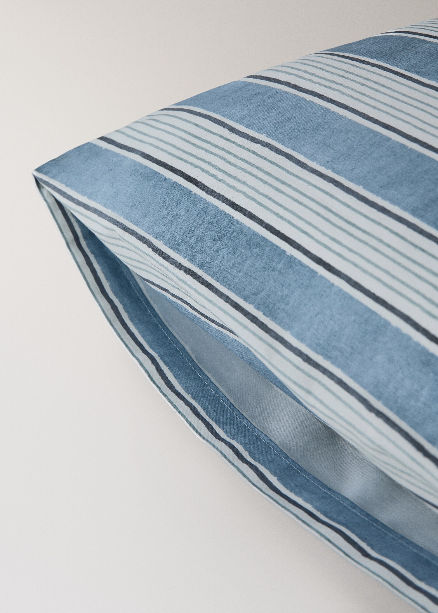 Two wide stripe watercolour pillow covers 50x75 cm - Details of the article 2
