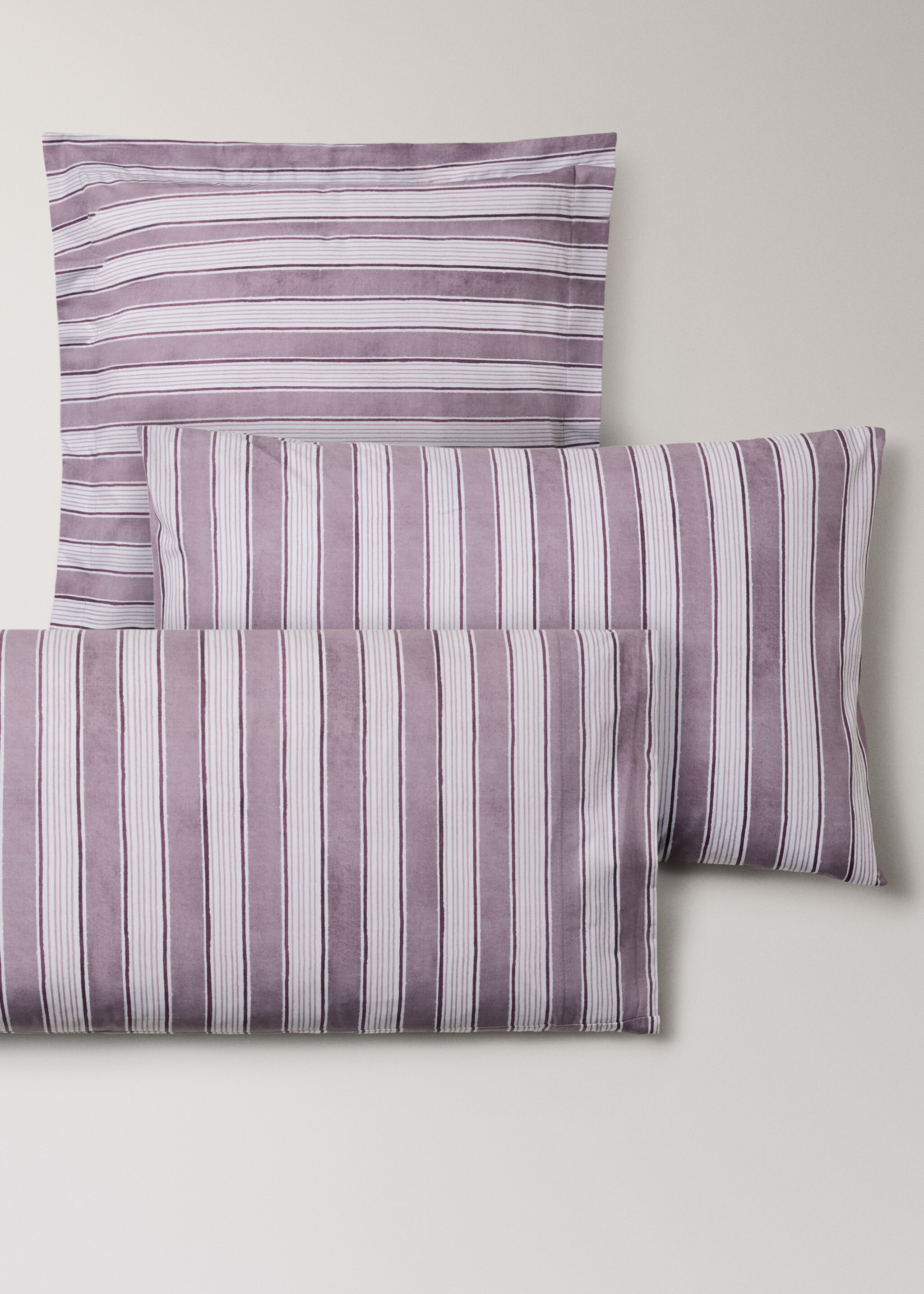 Two wide stripe watercolour pillowcases 50x75 cm - Details of the article 4, Blackberry. Ref: 27012944-00.