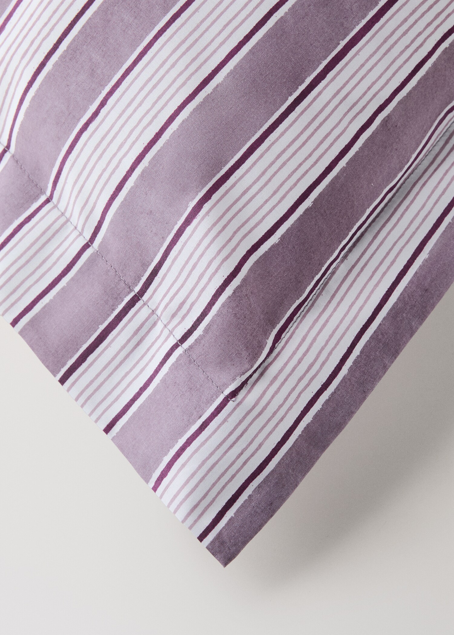 Två örngott med breda akvarellränder 60x60 cm - Detaljer om artikeln 1