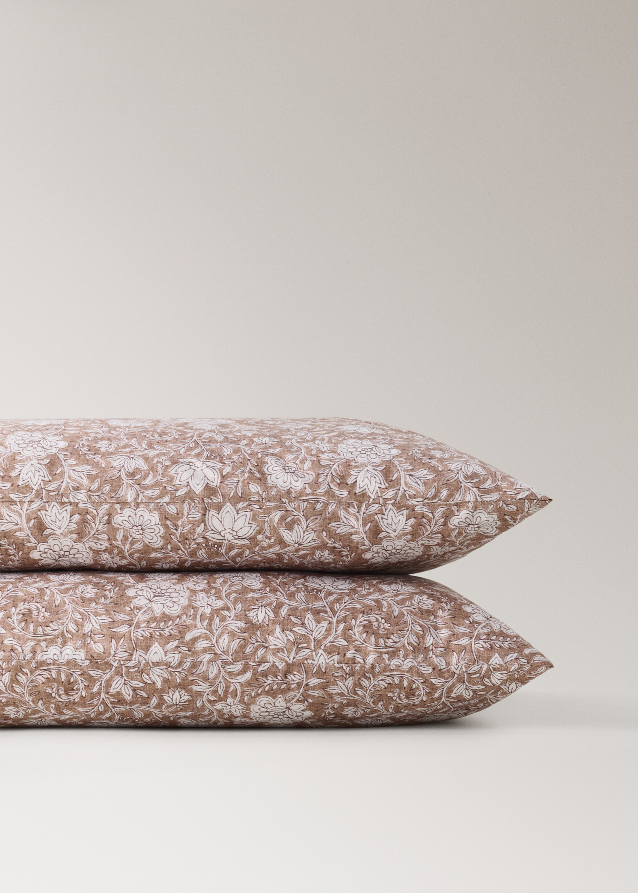 Two pillowcases with fine stripe print 50x75 cm - Details of the article 3, Tobacco Brown. Ref: 27012950-00.