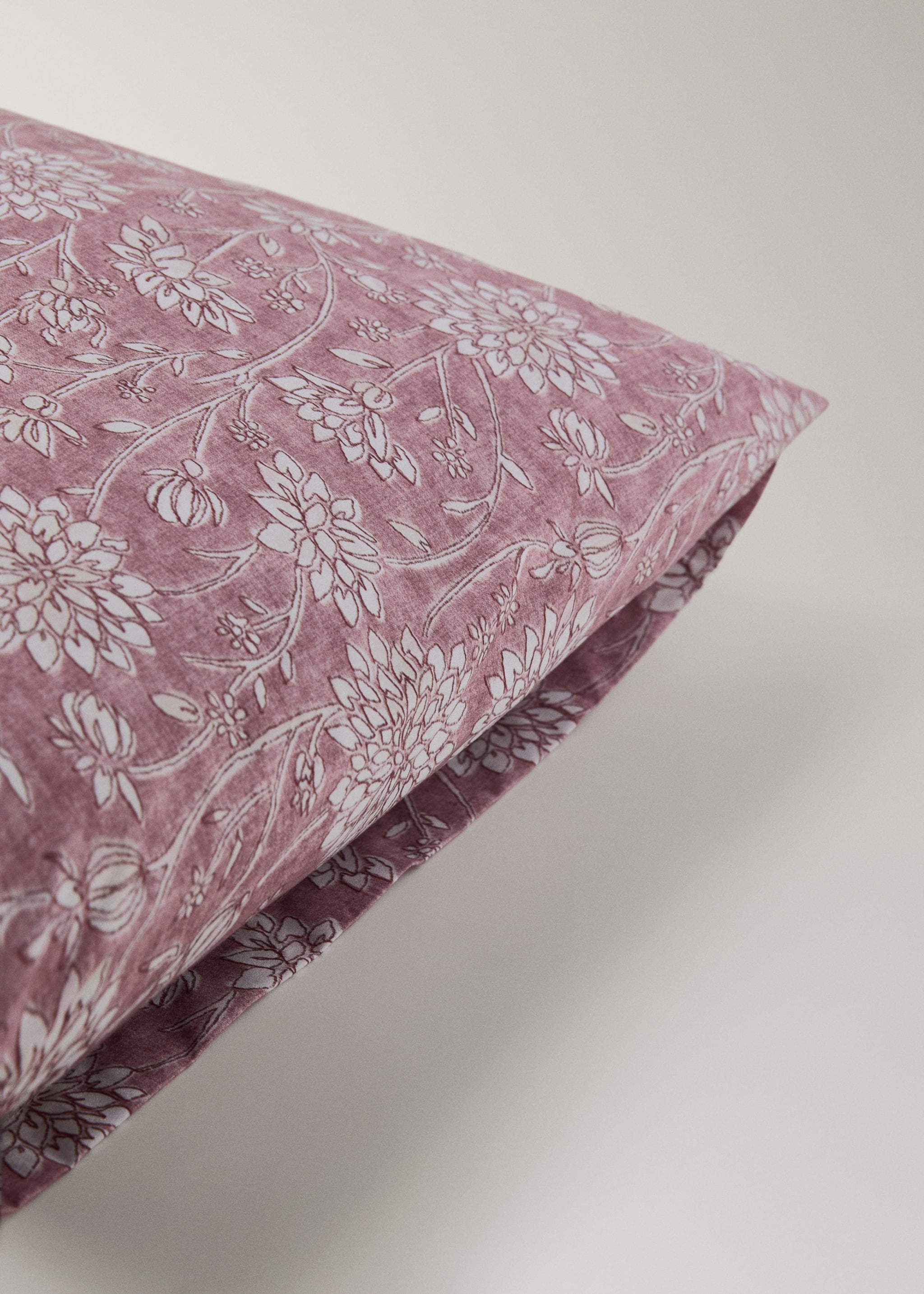 Two pillowcases with fine stripe pattern 50x75 cm - Details of the article 1, Pale Pink. Ref: 27012950-00.