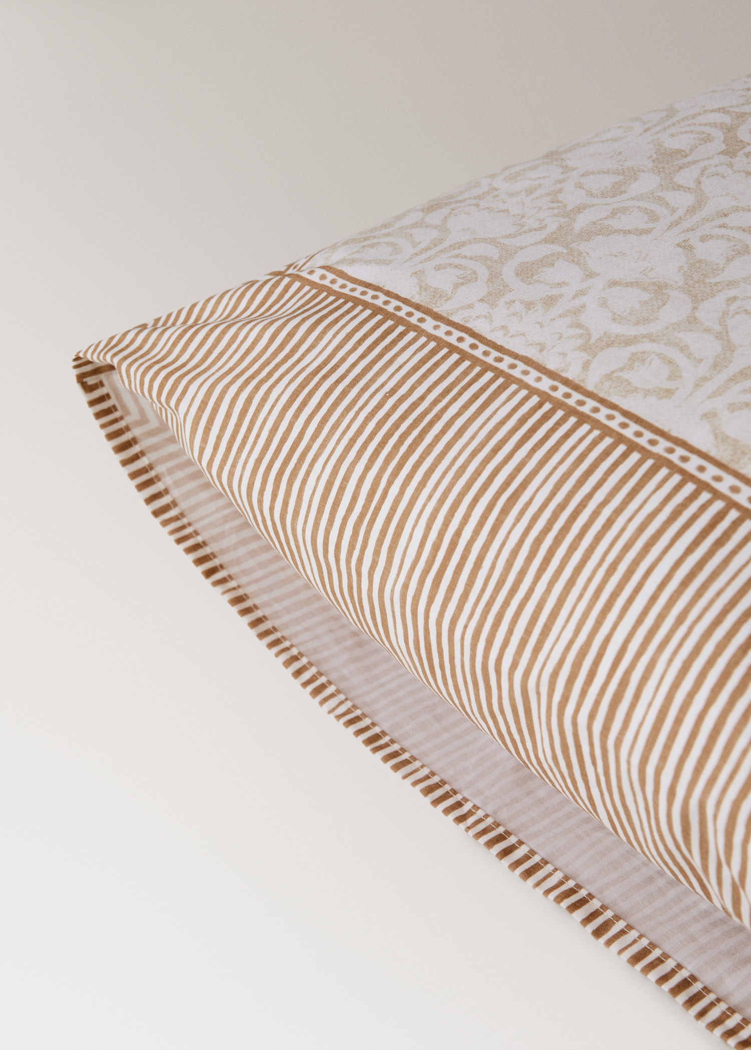 Cotton percale pillowcases with floral border design 60x60 cm - Details of the article 2