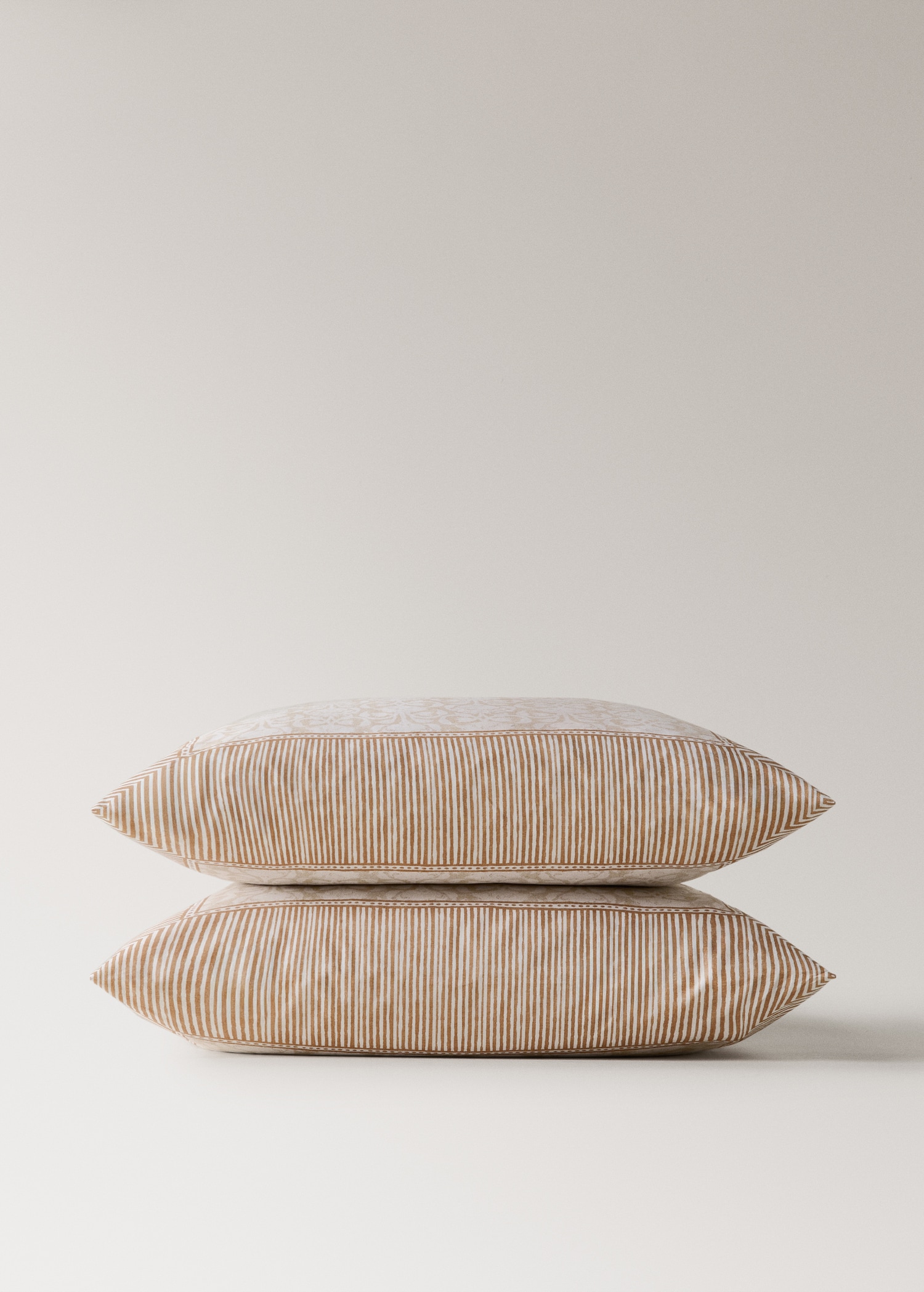 Cotton percale pillowcases with floral border design 60x60 cm - Details of the article 3