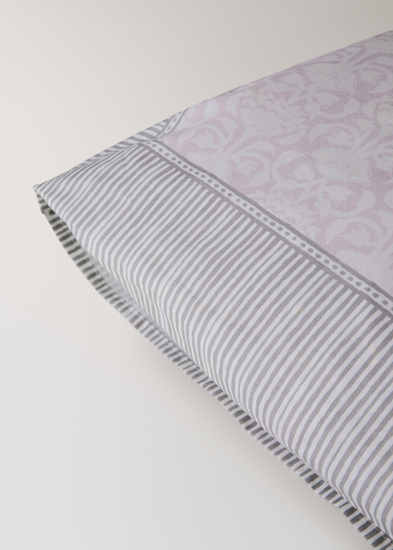 Cotton percale pillowcases with floral border design 60x60 cm - Details of the article 2