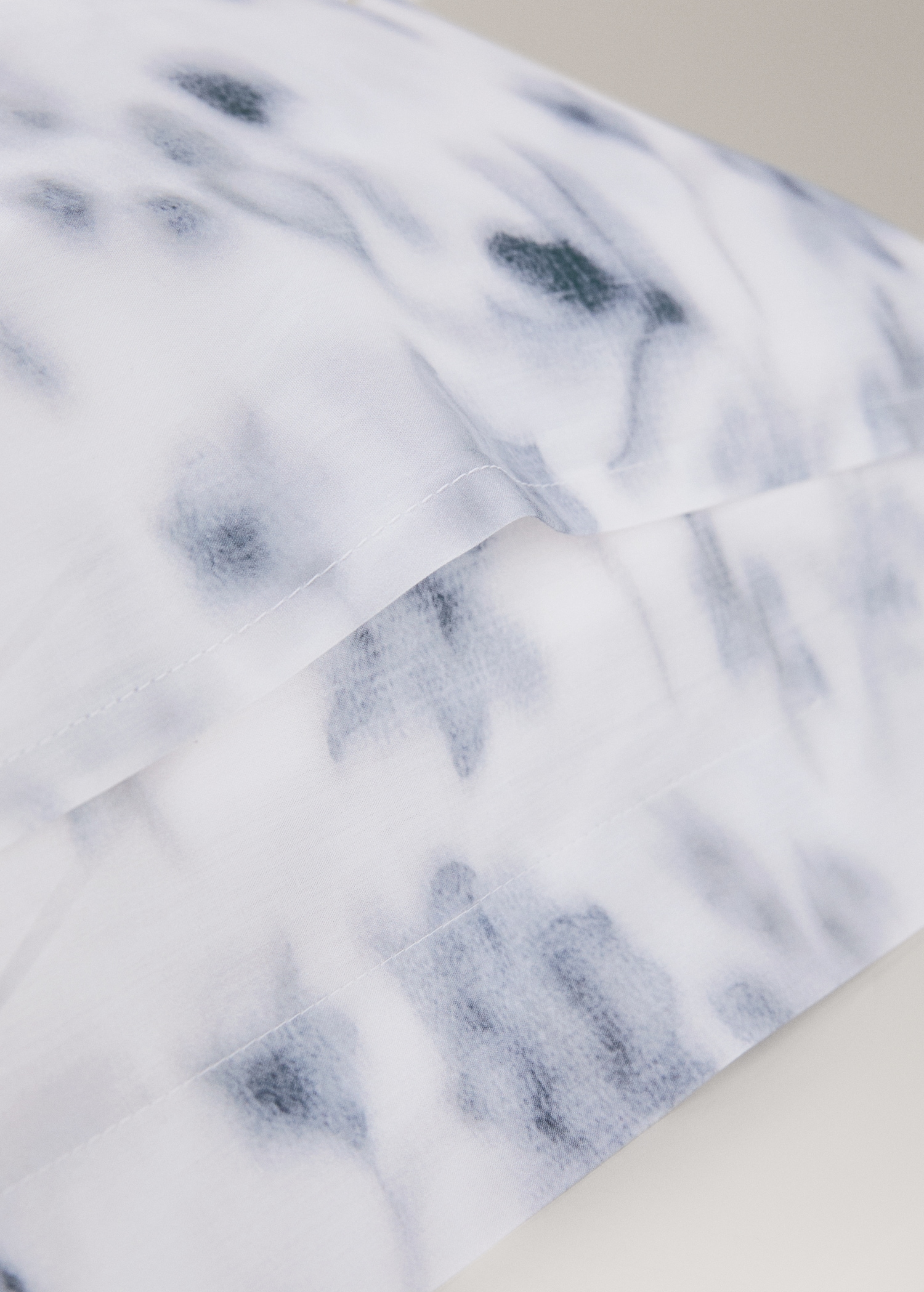 Dues fundes coixí percala flor difuminada 60x60 cm - Detall de l'article 1