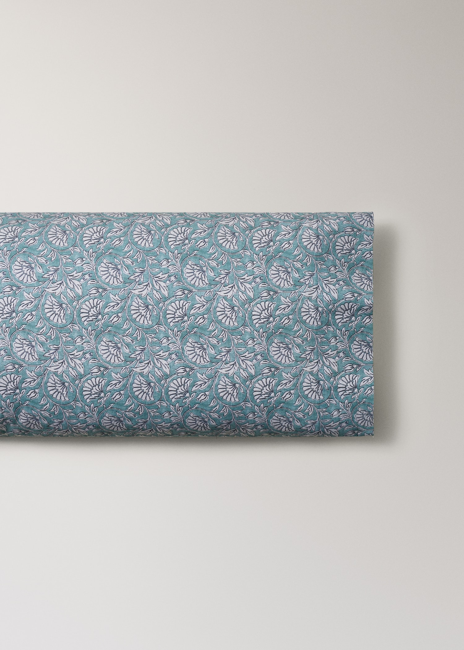 Decorative floral print pillowcase with irregular motifs 45x110 cm - Article without model