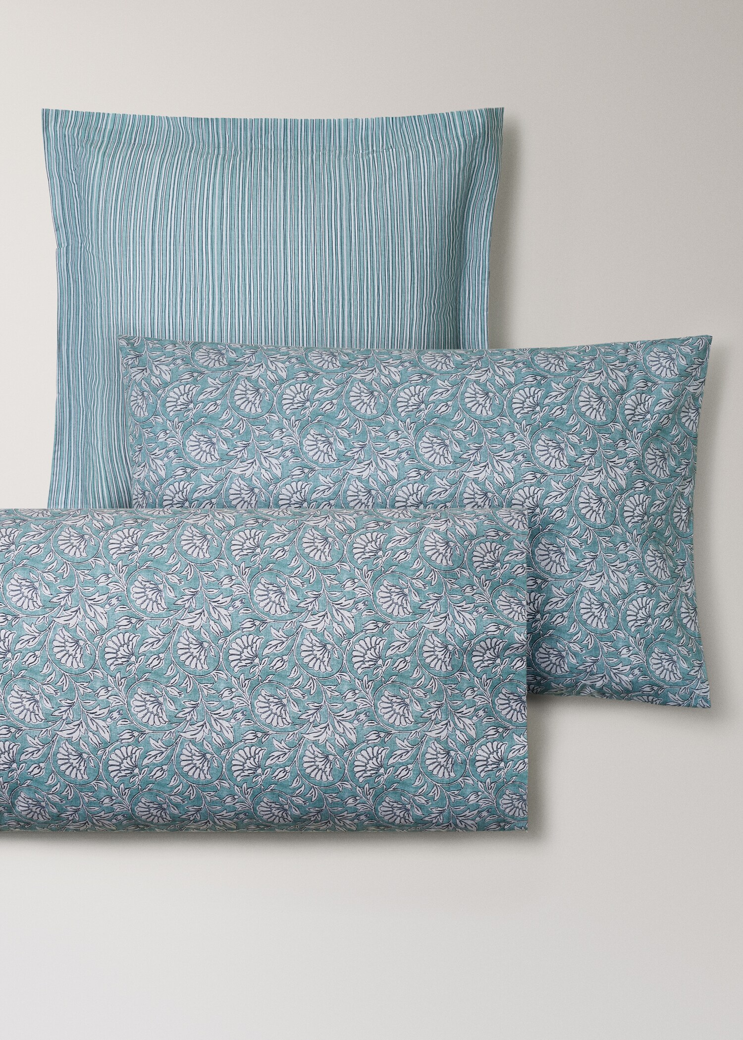 Decorative floral print pillowcase with irregular motifs 45x110 cm - Details of the article 3