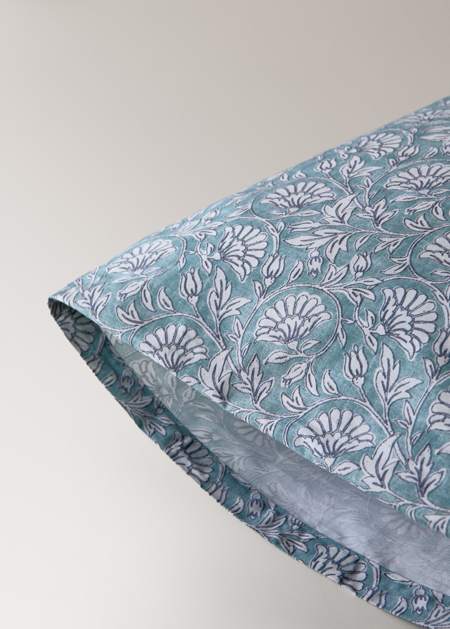 Two decorative floral print pillowcases 50x75 cm - Details of the article 2