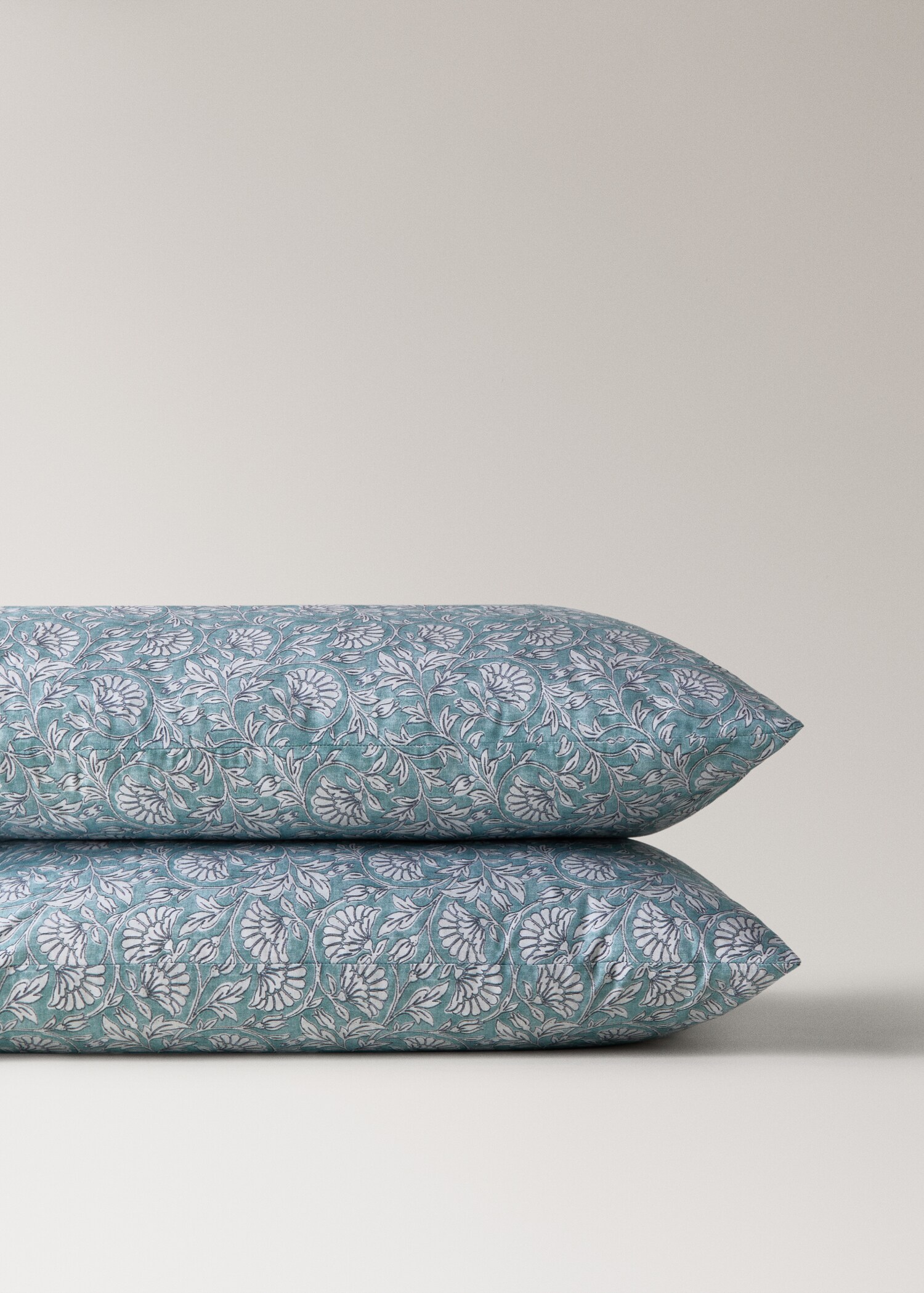 Two decorative floral print pillowcases 50x75 cm - Details of the article 3