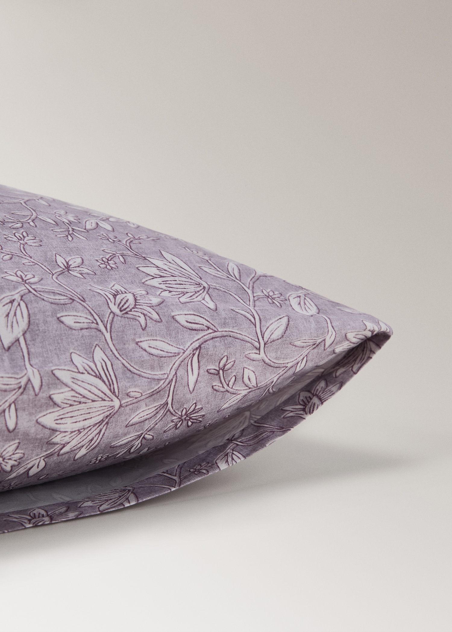 Two decorative floral print pillowcases 50x75 cm - Details of the article 1